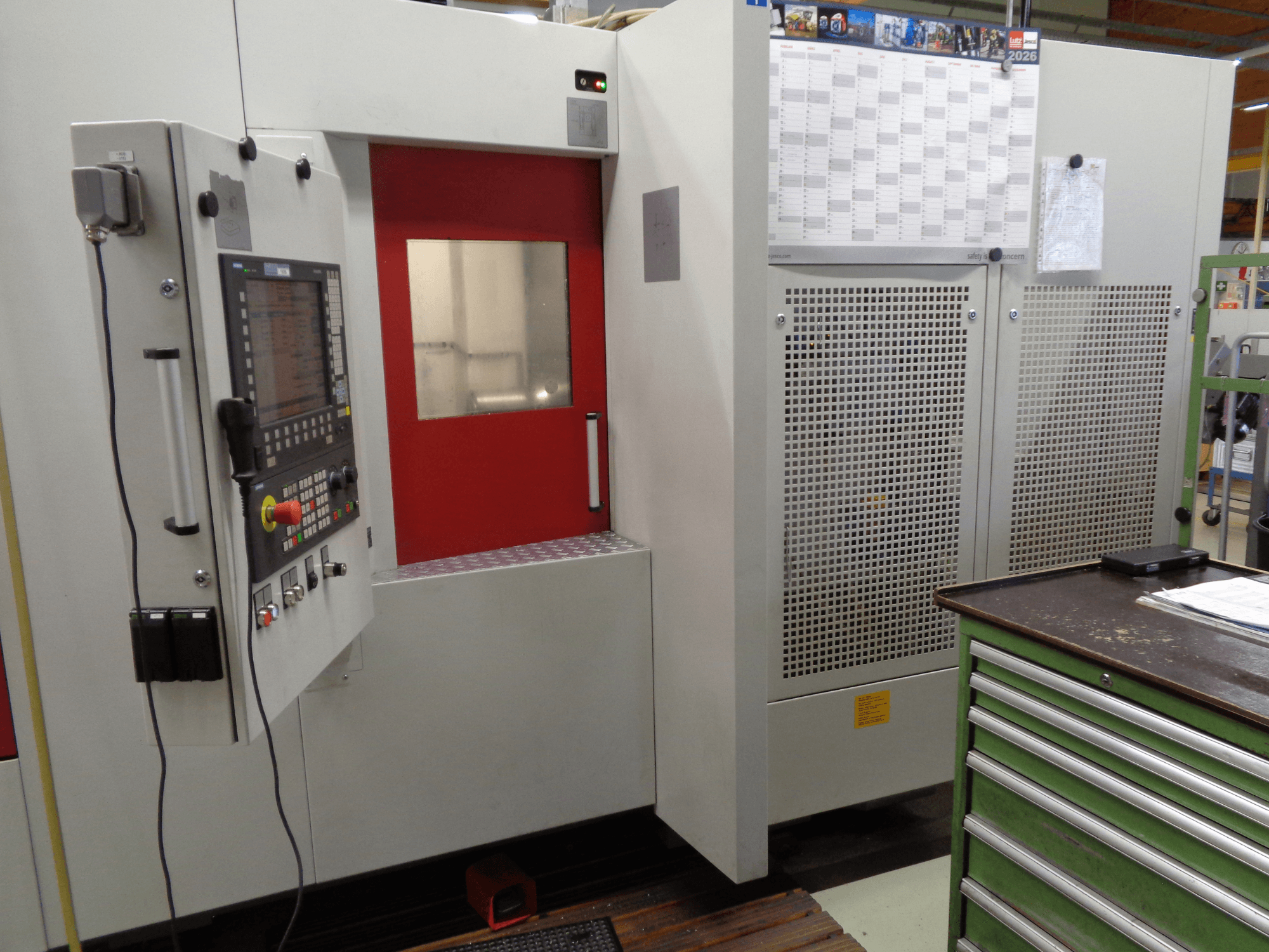 Starrag Heckert HEC 400 D horizontaal bewerkingscentrum, zijaanzicht, met bedieningspaneel en toegangsdeur met rode rand.