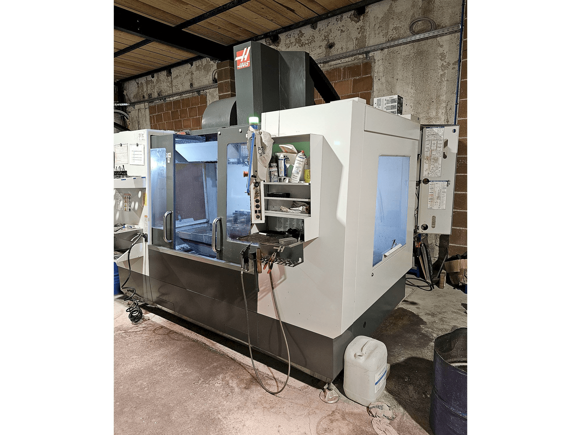 Vooraanzicht van HAAS VM3 machine