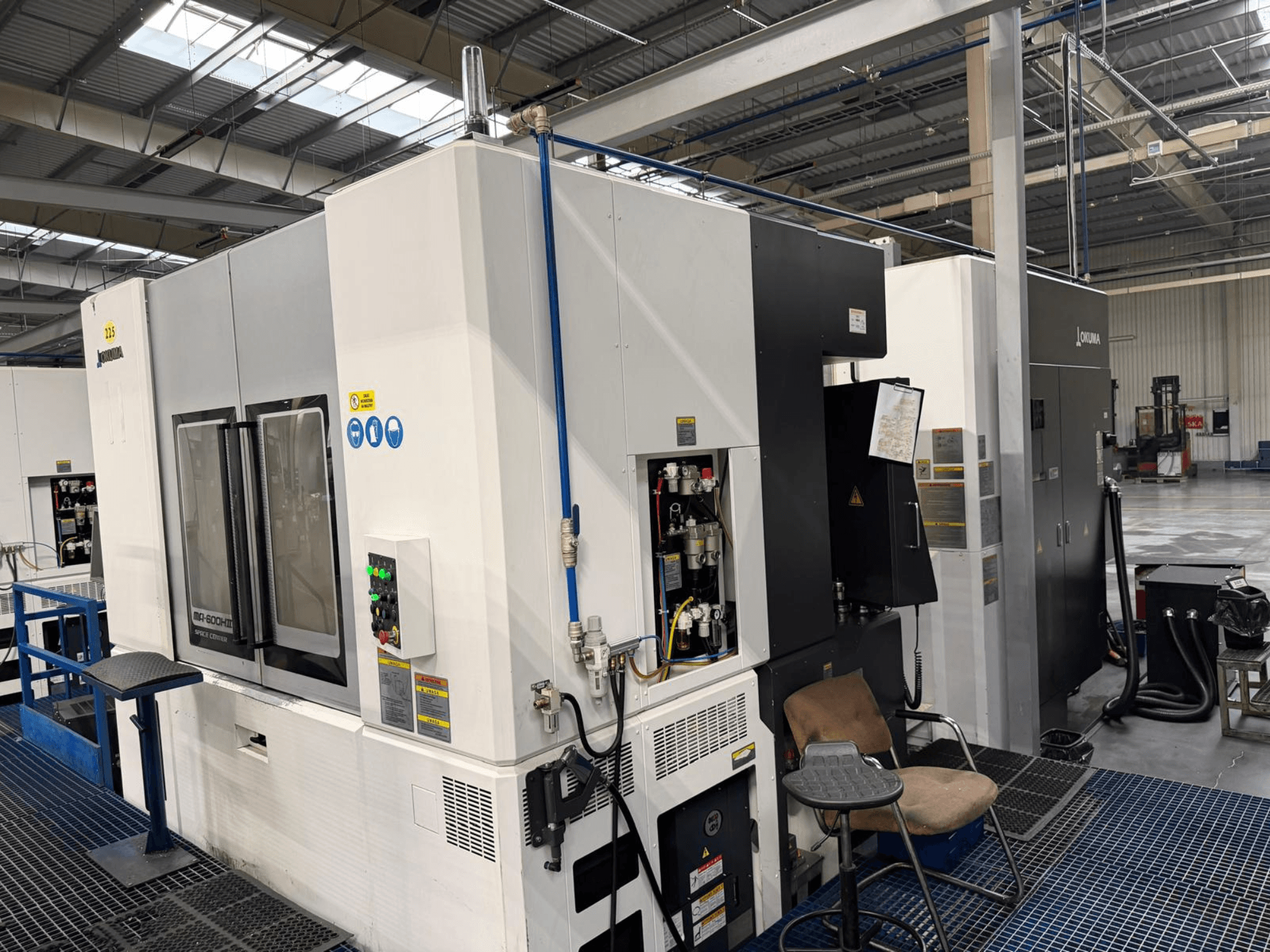 Okuma MA 600H II horizontaal bewerkingscentrum, vooraanzicht, met bedieningspaneel en bedrijfsindicatoren.