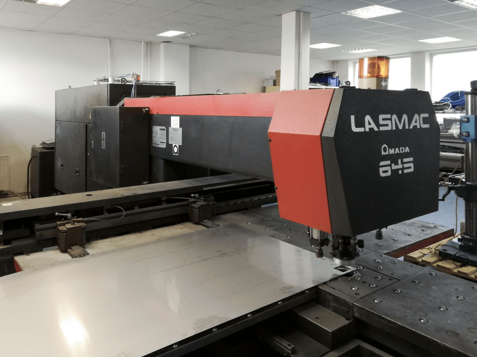 Links zicht van AMADA LCE 645 machine