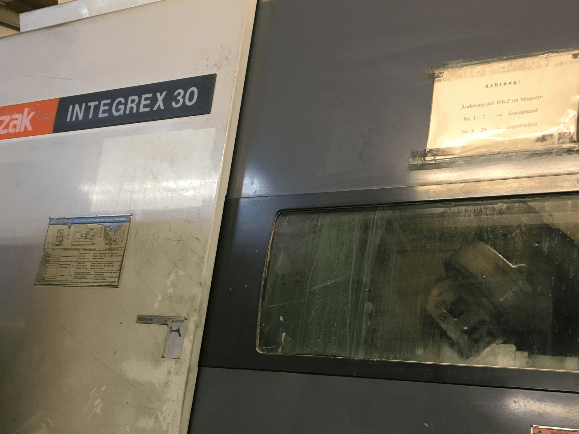 Mazak Integrex 30 Y Universal 1000 draai-freescentrum, vooraanzicht, met bedieningselementen en zichtbare gereedschappen door het venster.