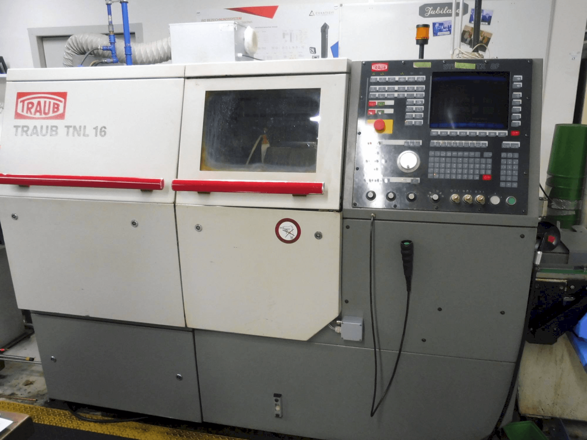 Vooraanzicht van TRAUB TNL 16 machine