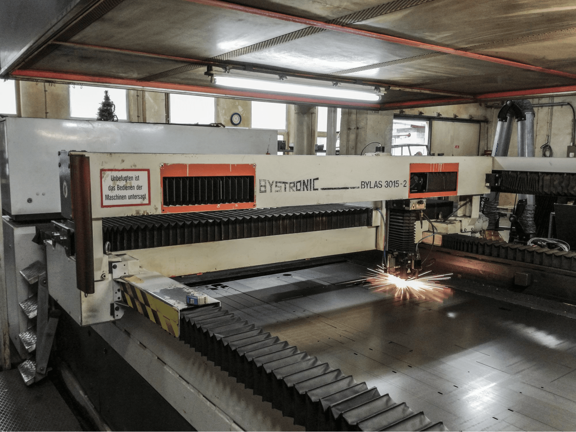 Links zicht 1 van Bystronic Bylas 3015-2 machine