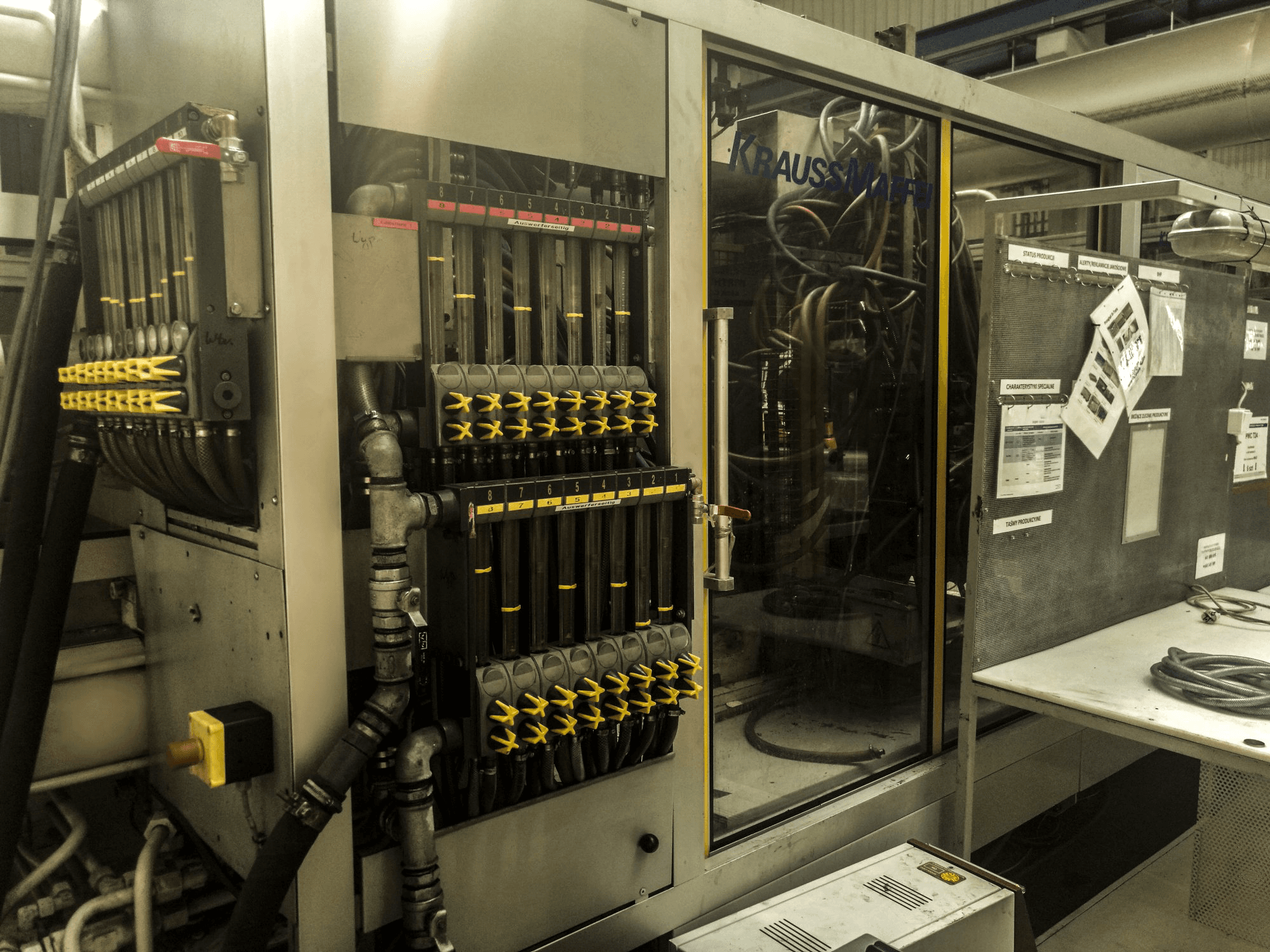 Vooraanzicht van Krauss Maffei 800-8000 MC machine