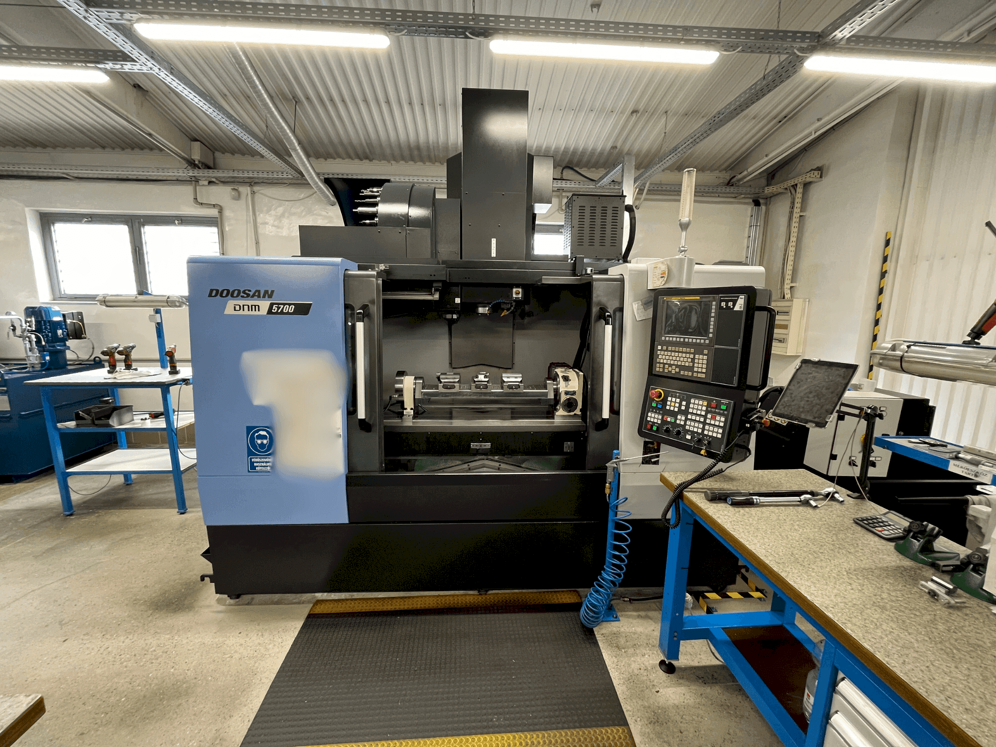 Vooraanzicht van DOOSAN DNM 5700 machine