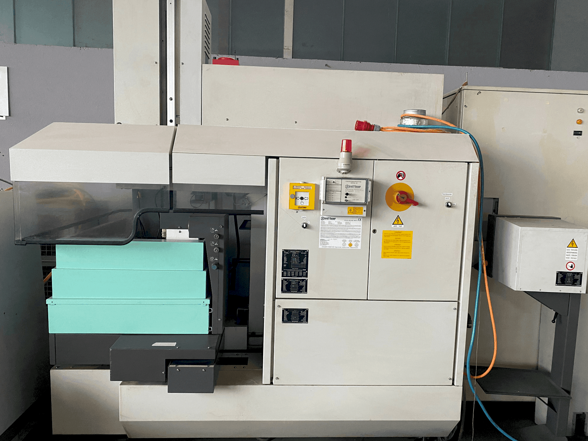 Vooraanzicht van AGIE Agietron Integral 2 machine