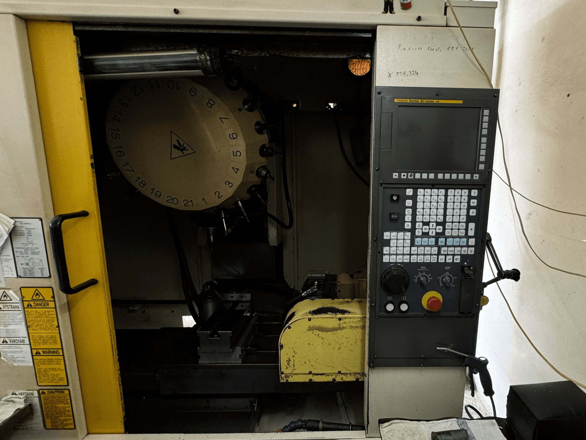 FANUC Robodrill alpha-T21iFL verticaal bewerkingscentrum, vooraanzicht met bedieningspaneel en gereedschapsmagazijn.