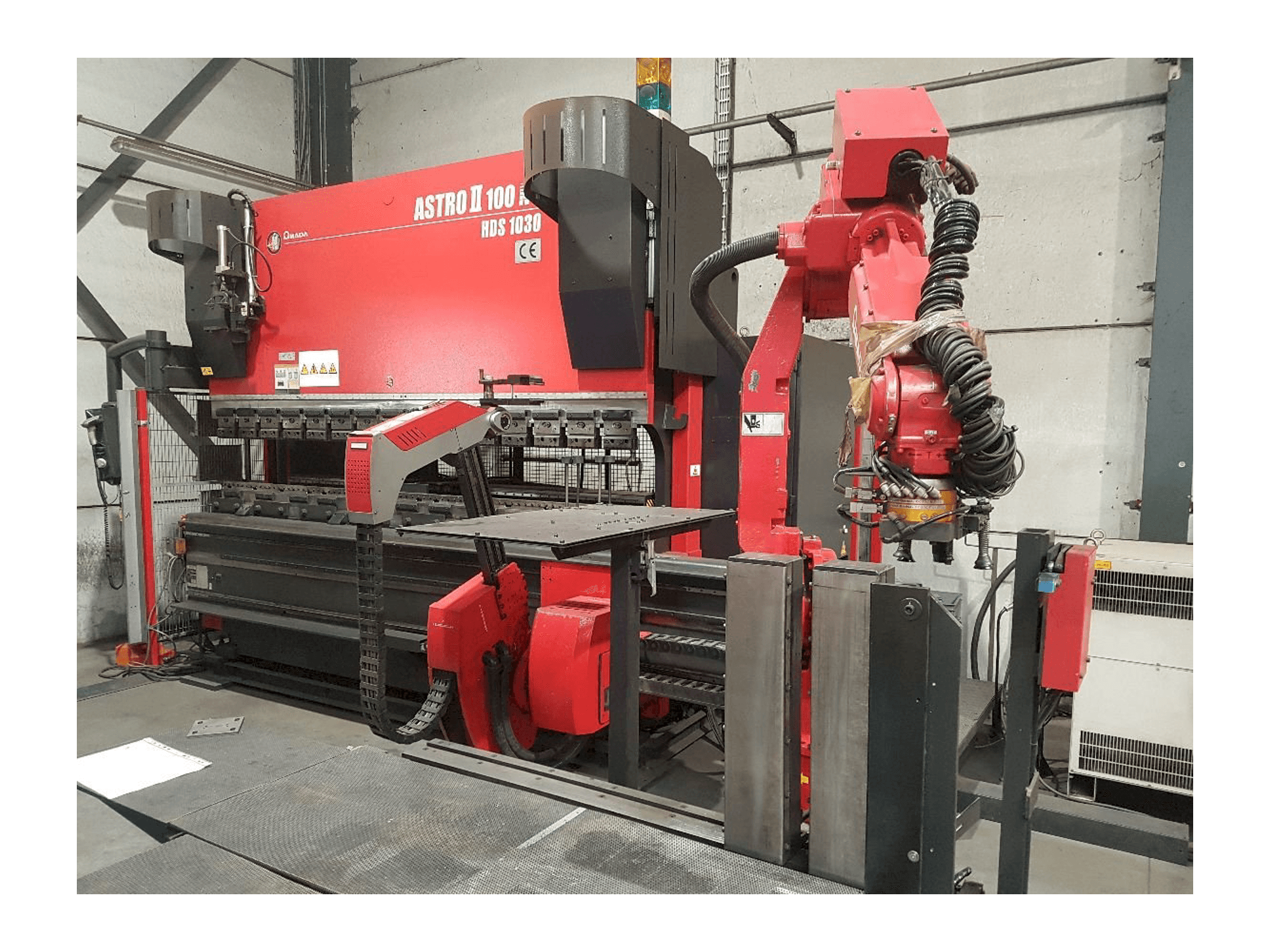 Vooraanzicht van AMADA Astro II 100NT HDS 1030 machine
