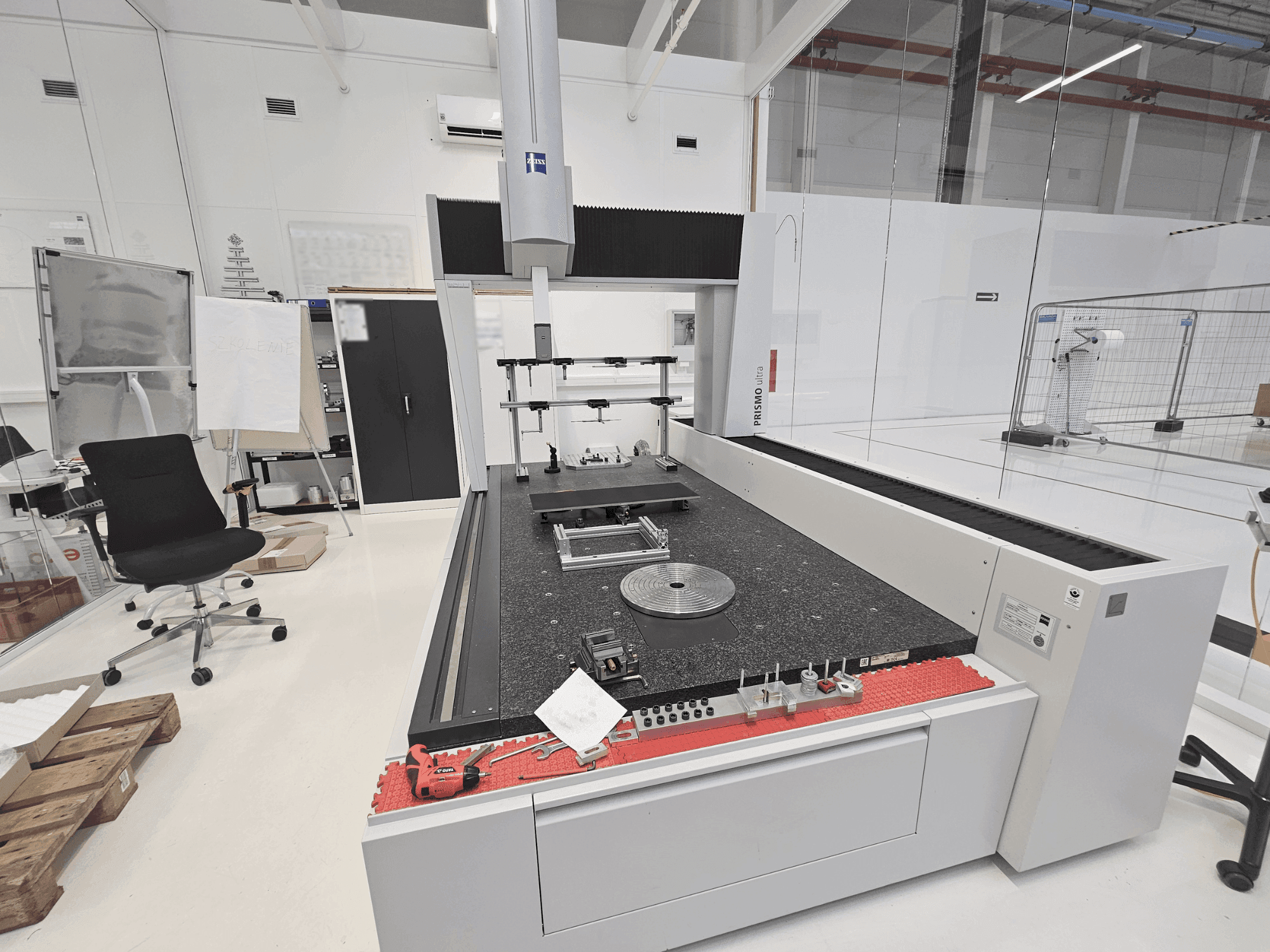 Vooraanzicht van ZEISS PRISMO 12/24/10 ultra machine