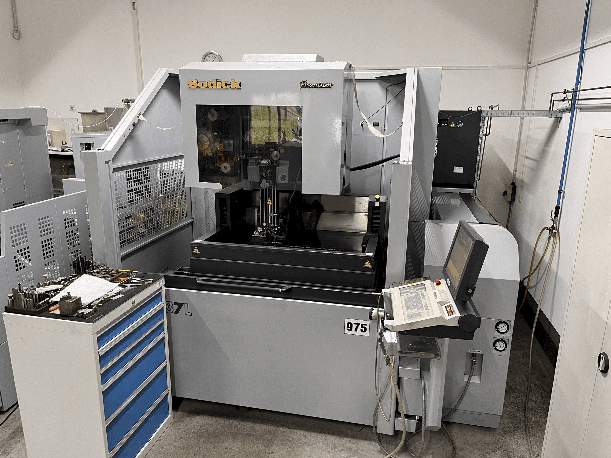 Vooraanzicht van Sodick AQ537L machine