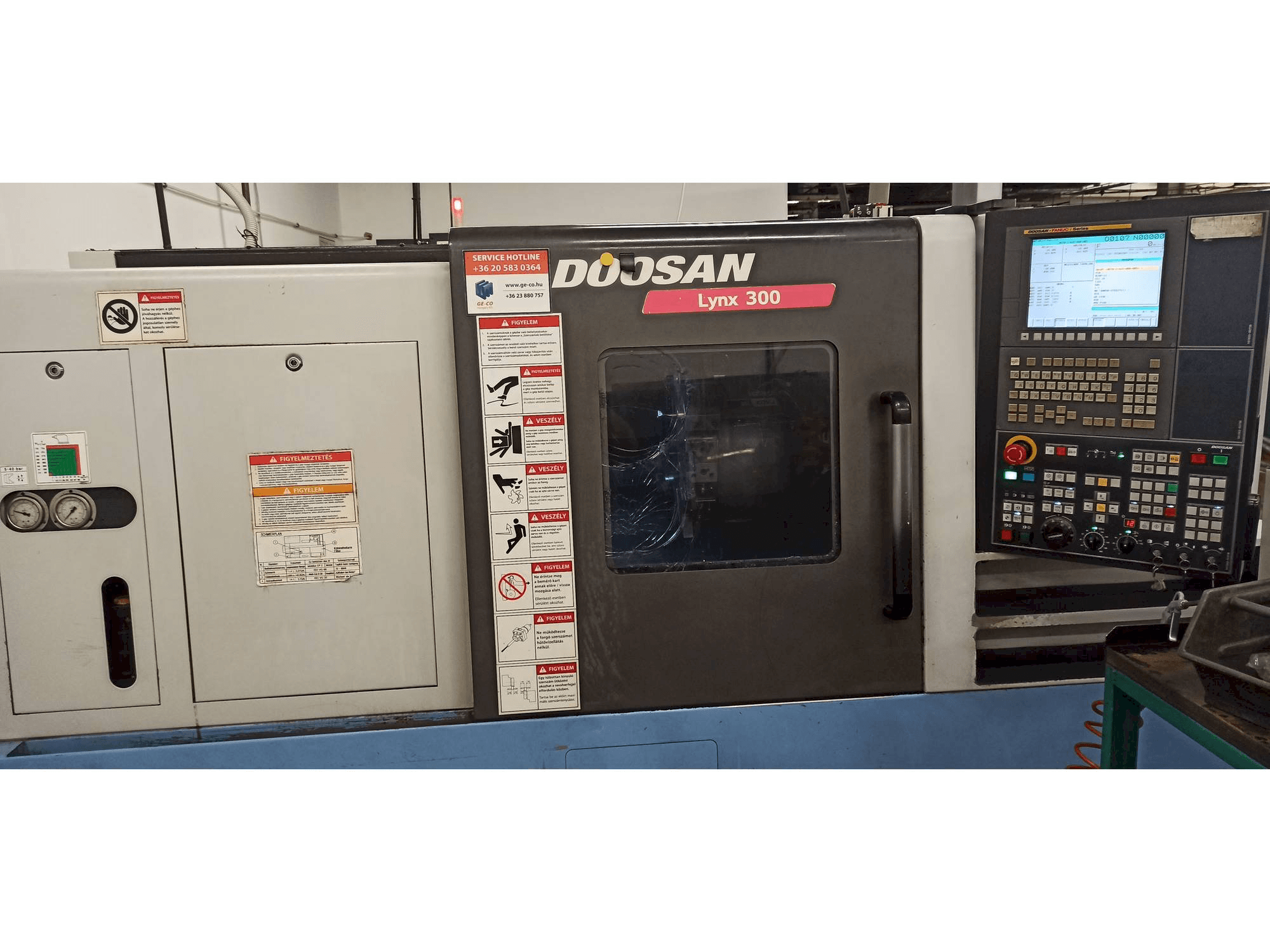 Vooraanzicht van Doosan Lynx 300 machine