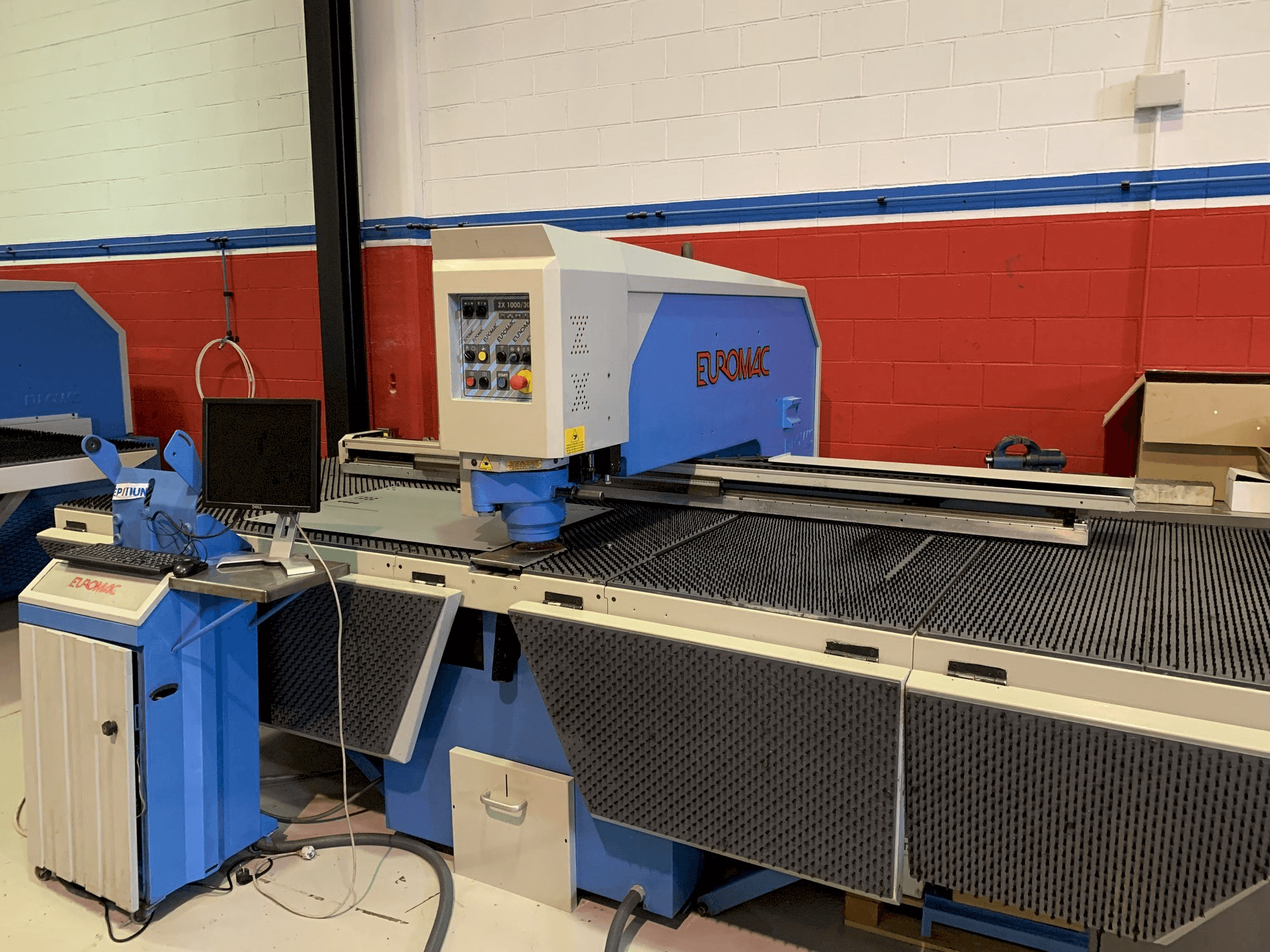 Vooraanzicht van Euromac ZX 1000-30-2000 machine
