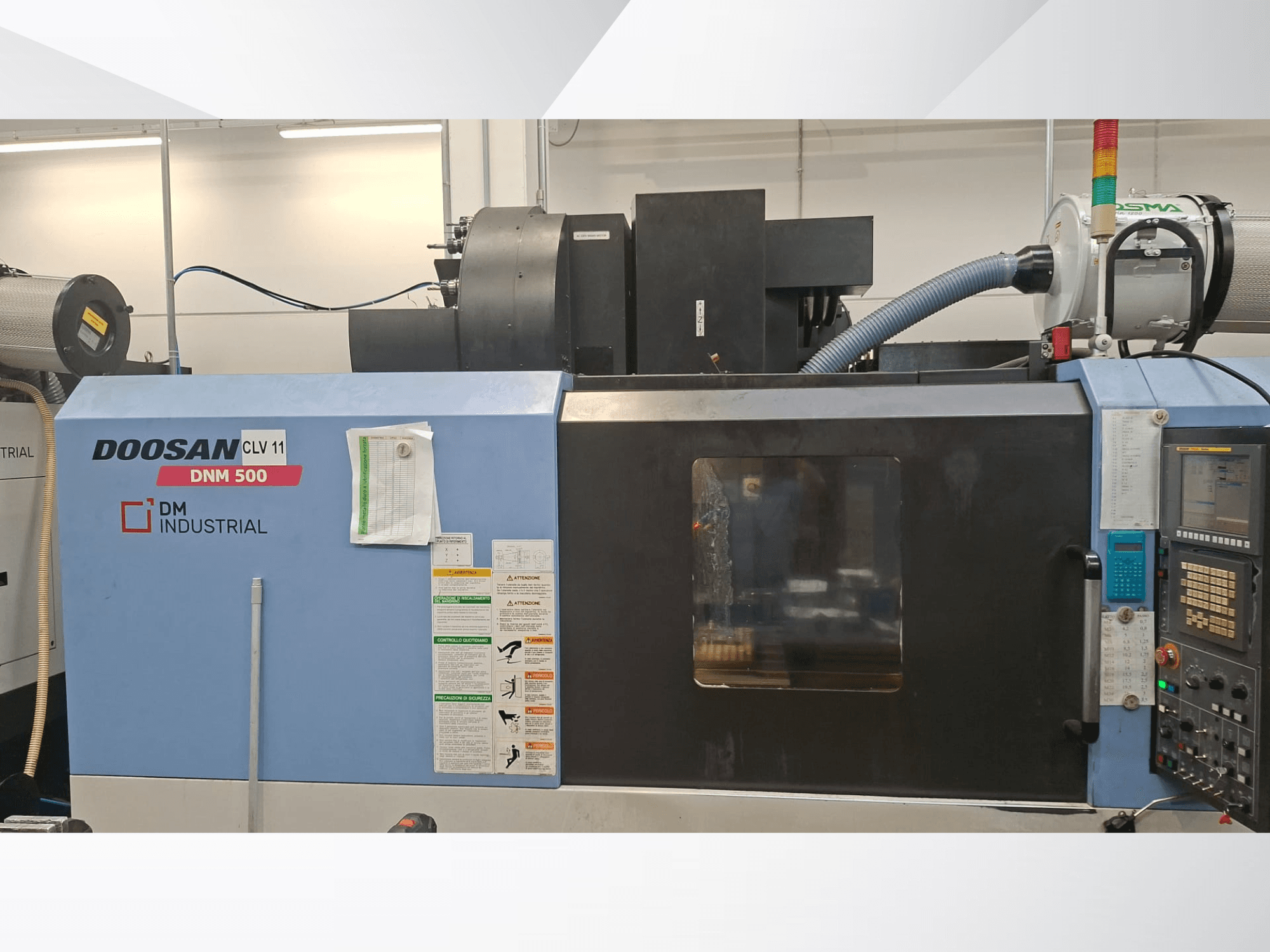 DOOSAN DNM 500 verticaal bewerkingscentrum in zijaanzicht, met bedieningspaneel en functionele onderdelen.