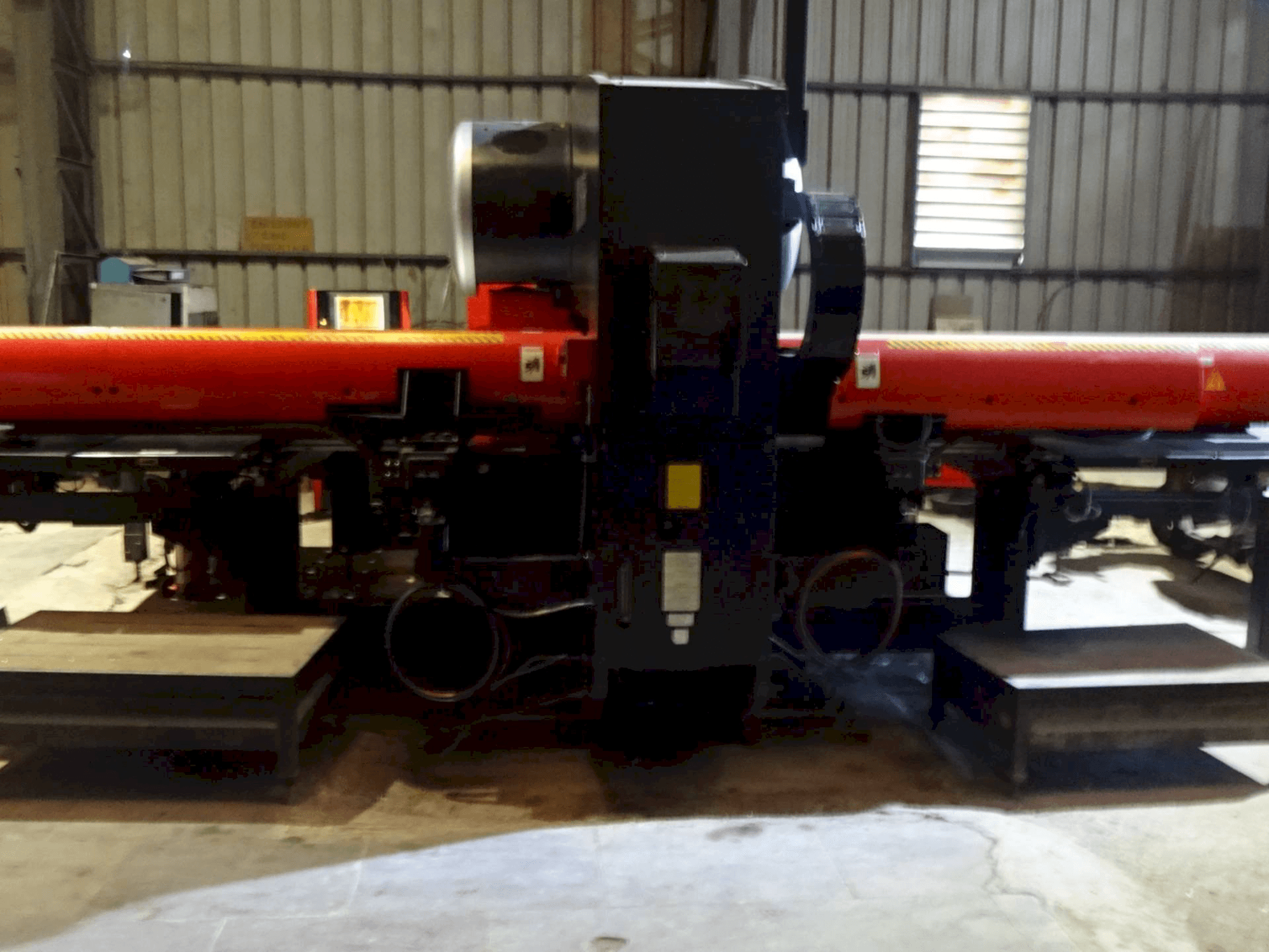 Vooraanzicht van AMADA EM 2510 NT machine