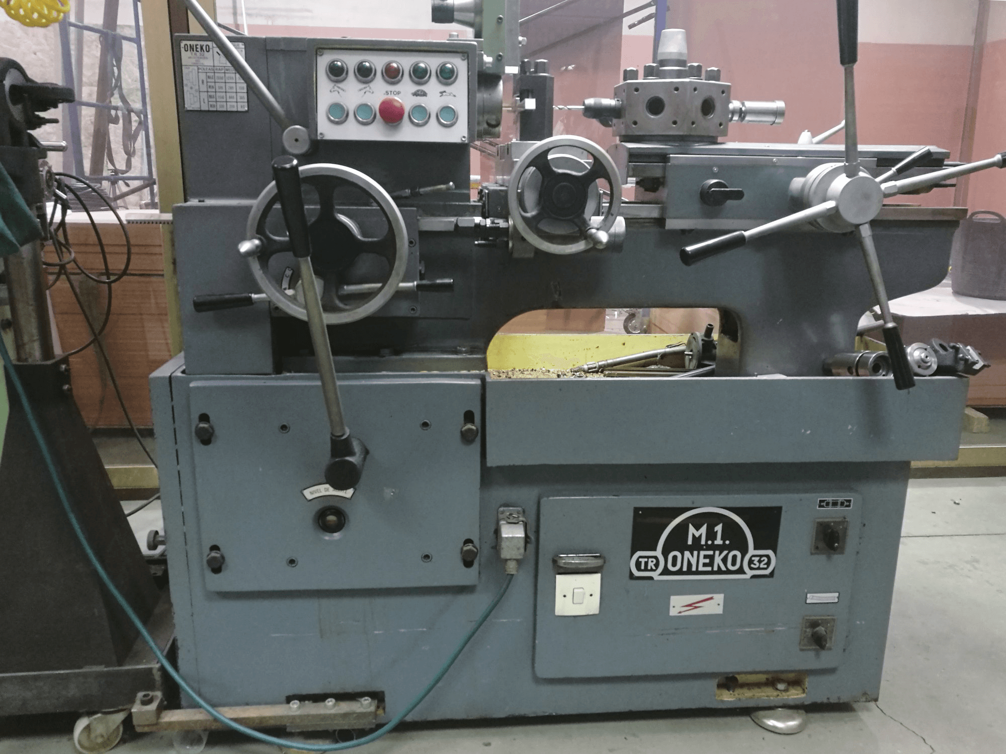 Vooraanzicht van ONEKO 32 machine