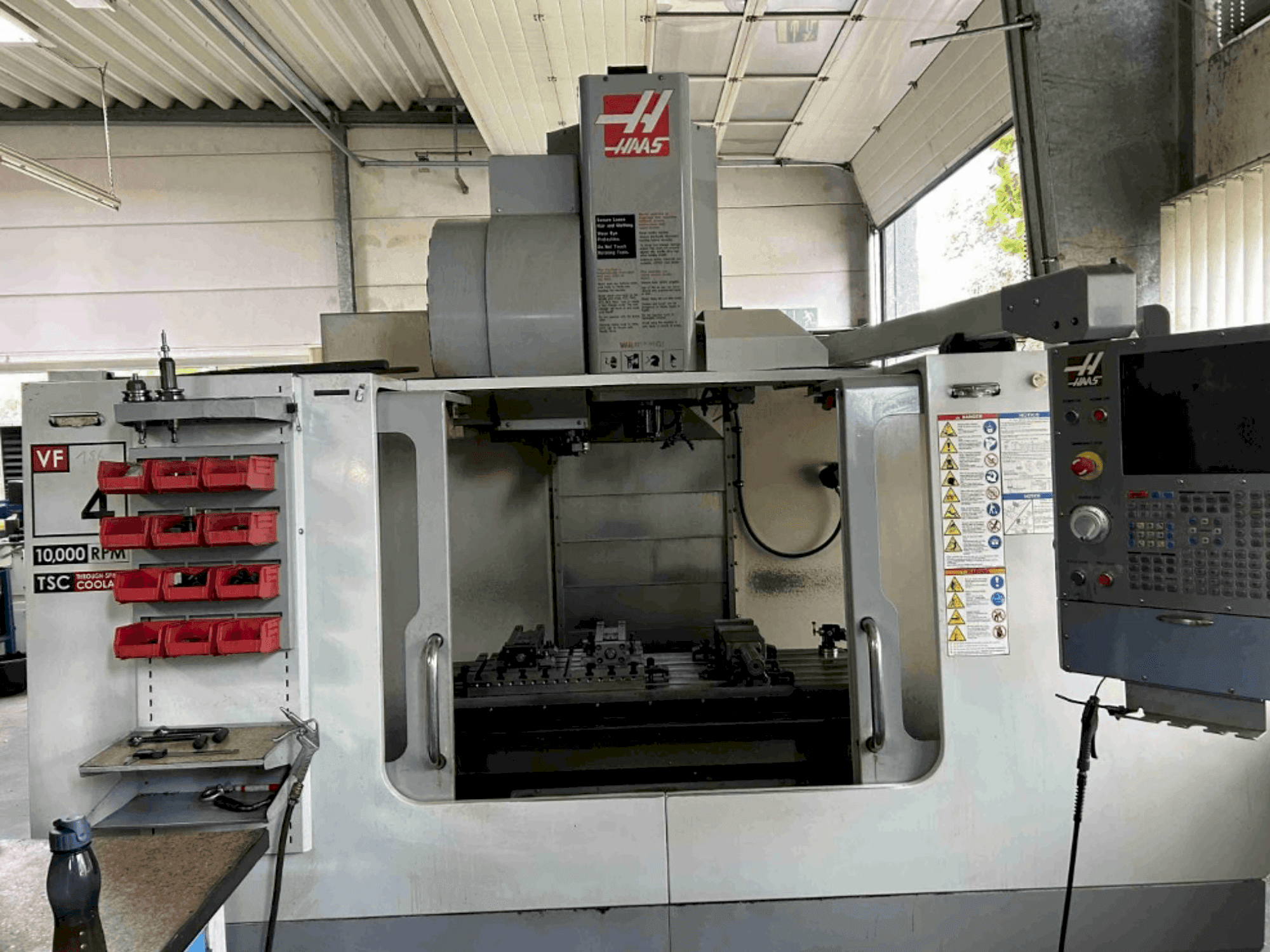 Vooraanzicht van HAAS VF4 BHE machine