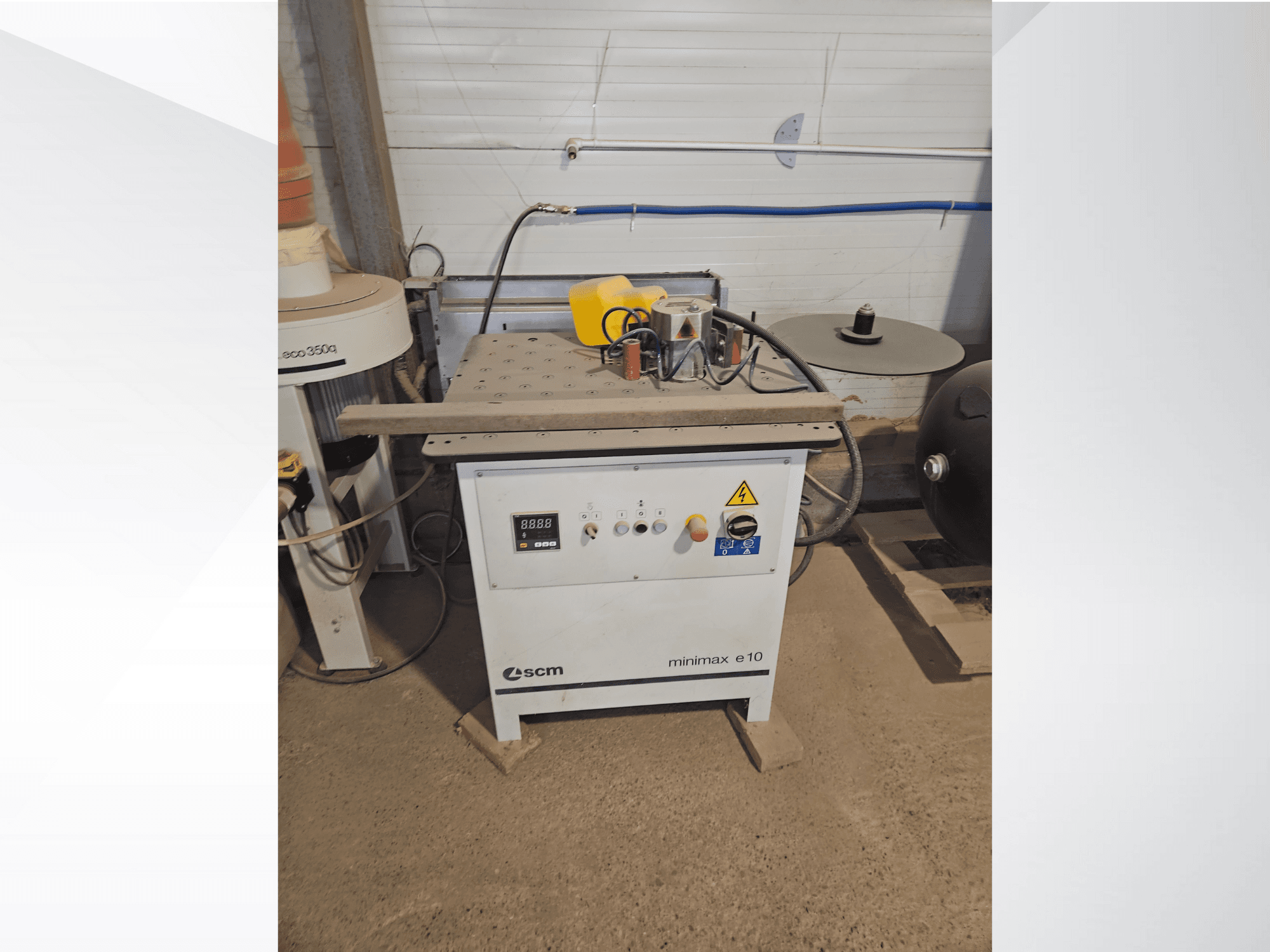 SCM Minimax E10 houtbewerkingsmachine, vooraanzicht, met bedieningspaneel, stofpoort en verstelbaar werkoppervlak.