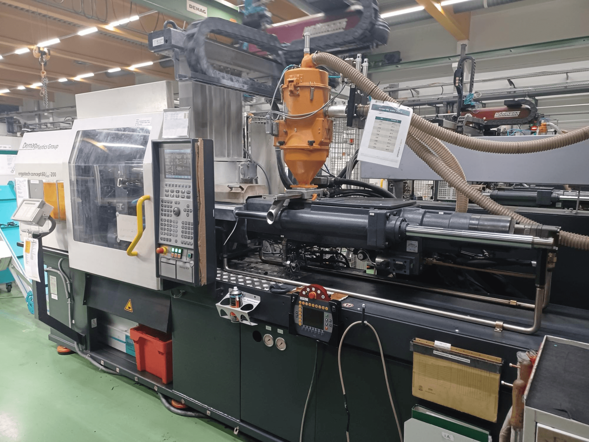 Demag Ergotech 200 spuitgietmachine, vooraanzicht, met bedieningspaneel, spuitkop en operationele onderdelen zichtbaar.