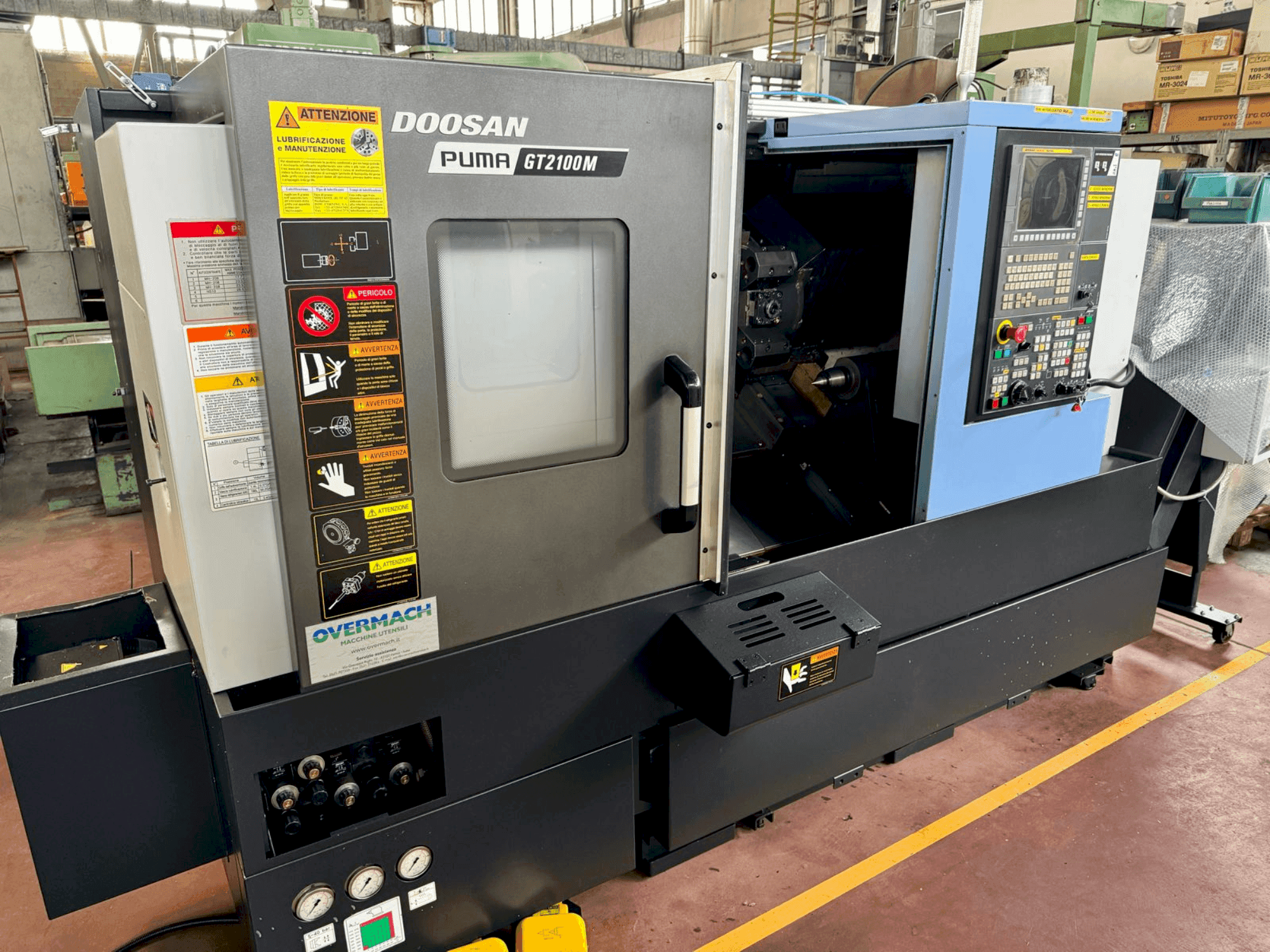 Vooraanzicht van DOOSAN PUMA GT 2100M machine
