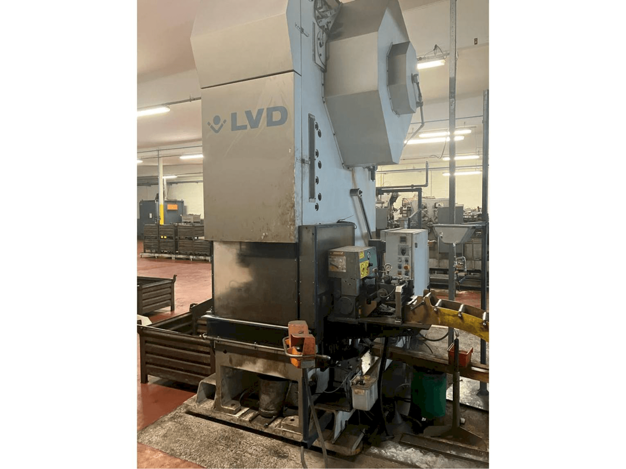 Vooraanzicht van LVD DVDF 160T machine