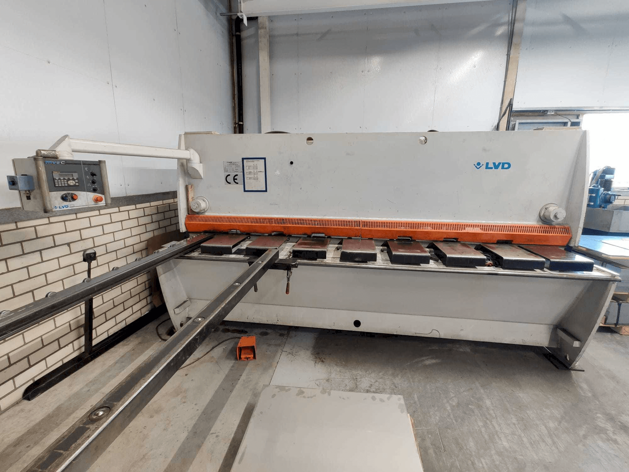 Vooraanzicht van LVD MVSC 06/31 machine