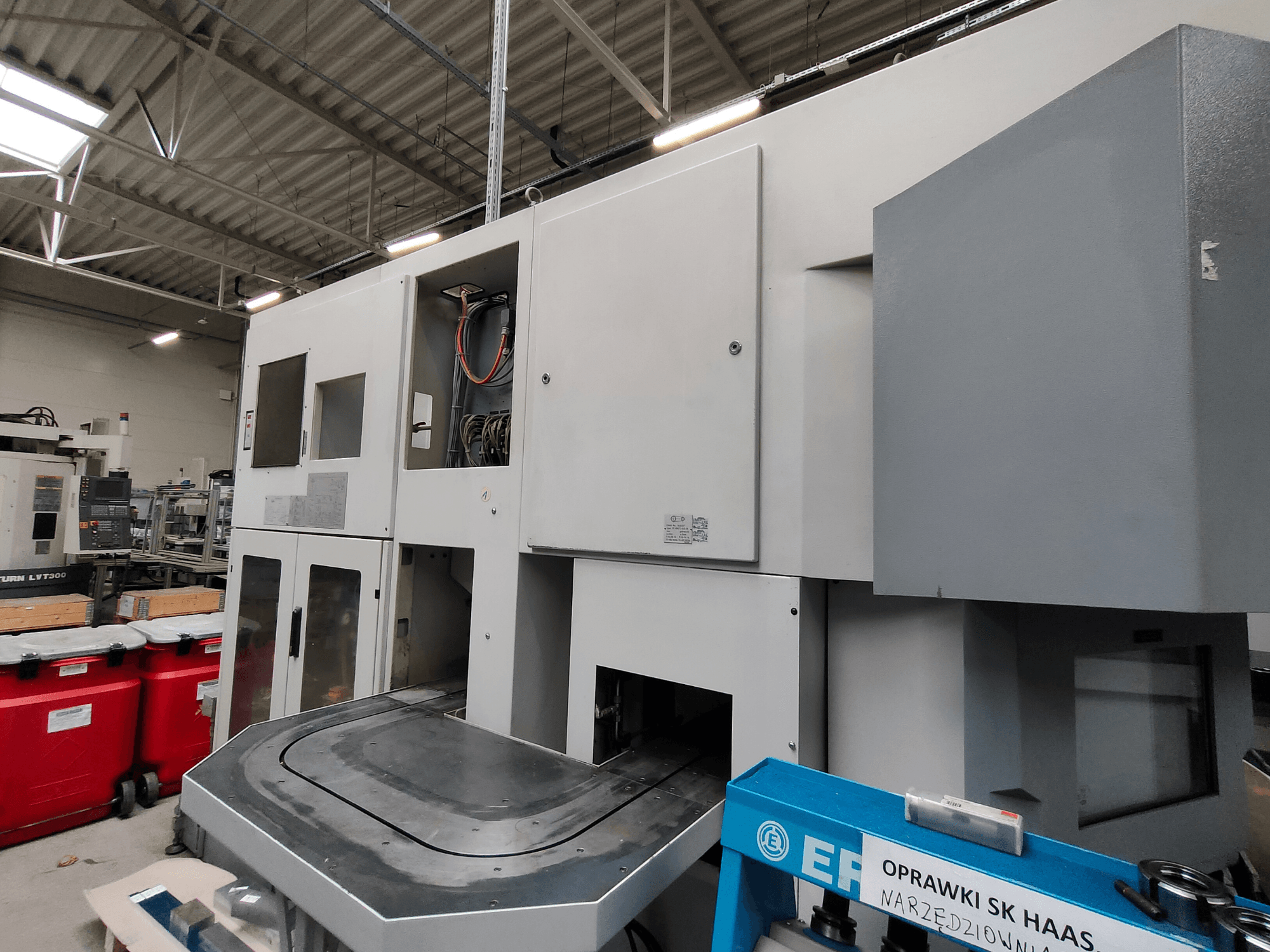 EMAG VSC 250 verticale draaimachine getoond vanaf de zijkant, met bedieningspanelen en een groot werkgebied.