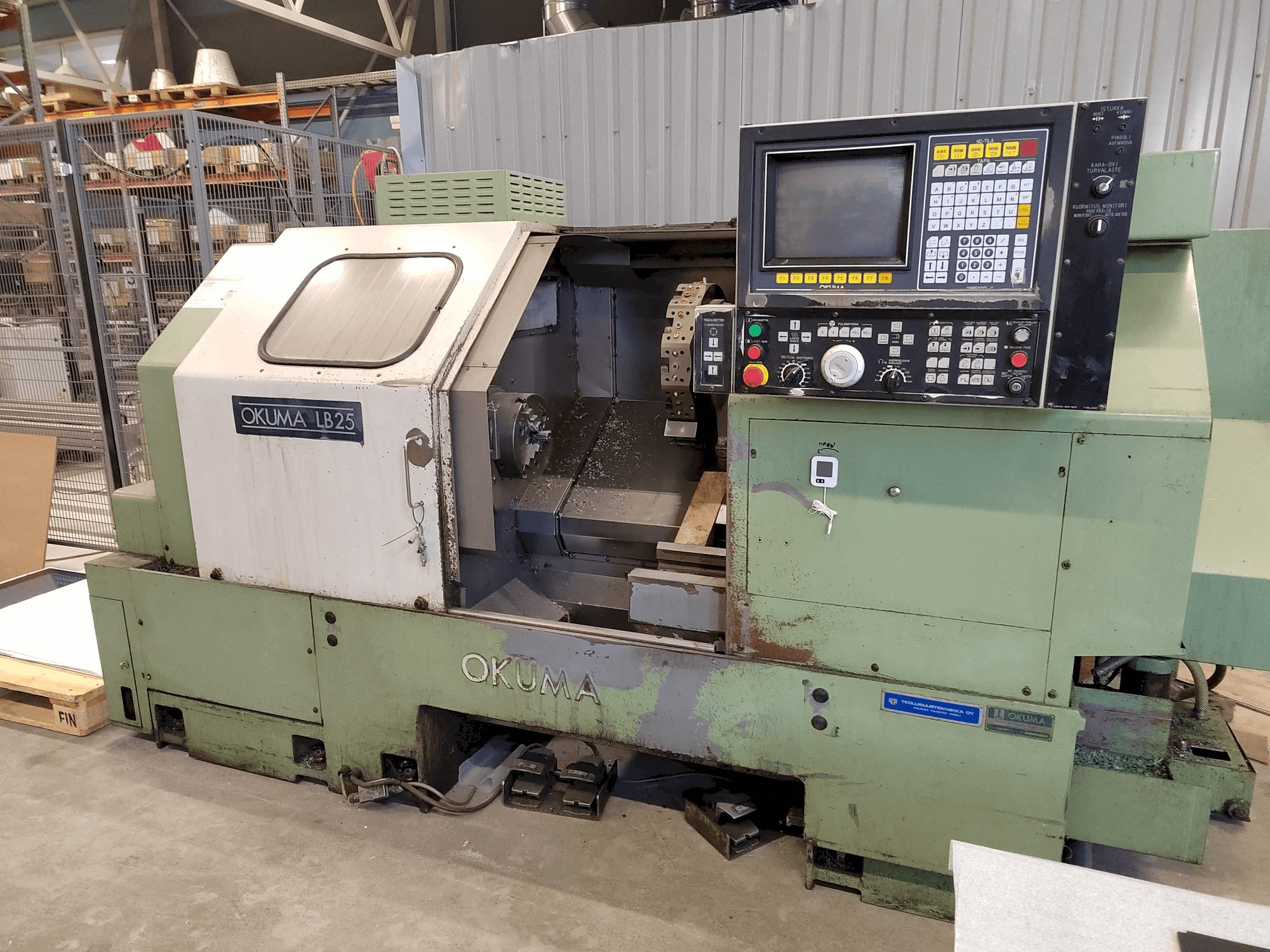 Vooraanzicht van Okuma LB25 machine
