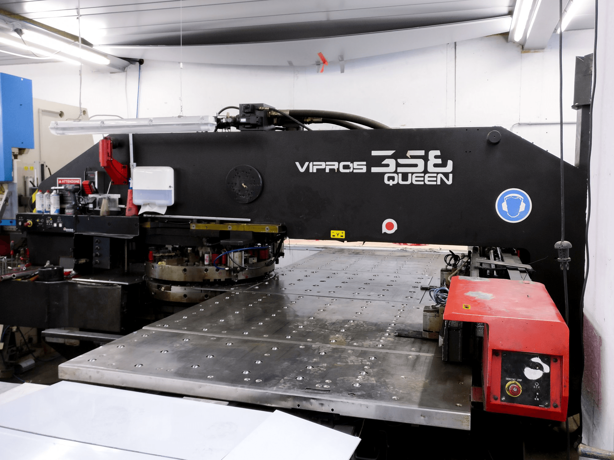Recht aanzicht van AMADA Vipros 358 QUEEN machine