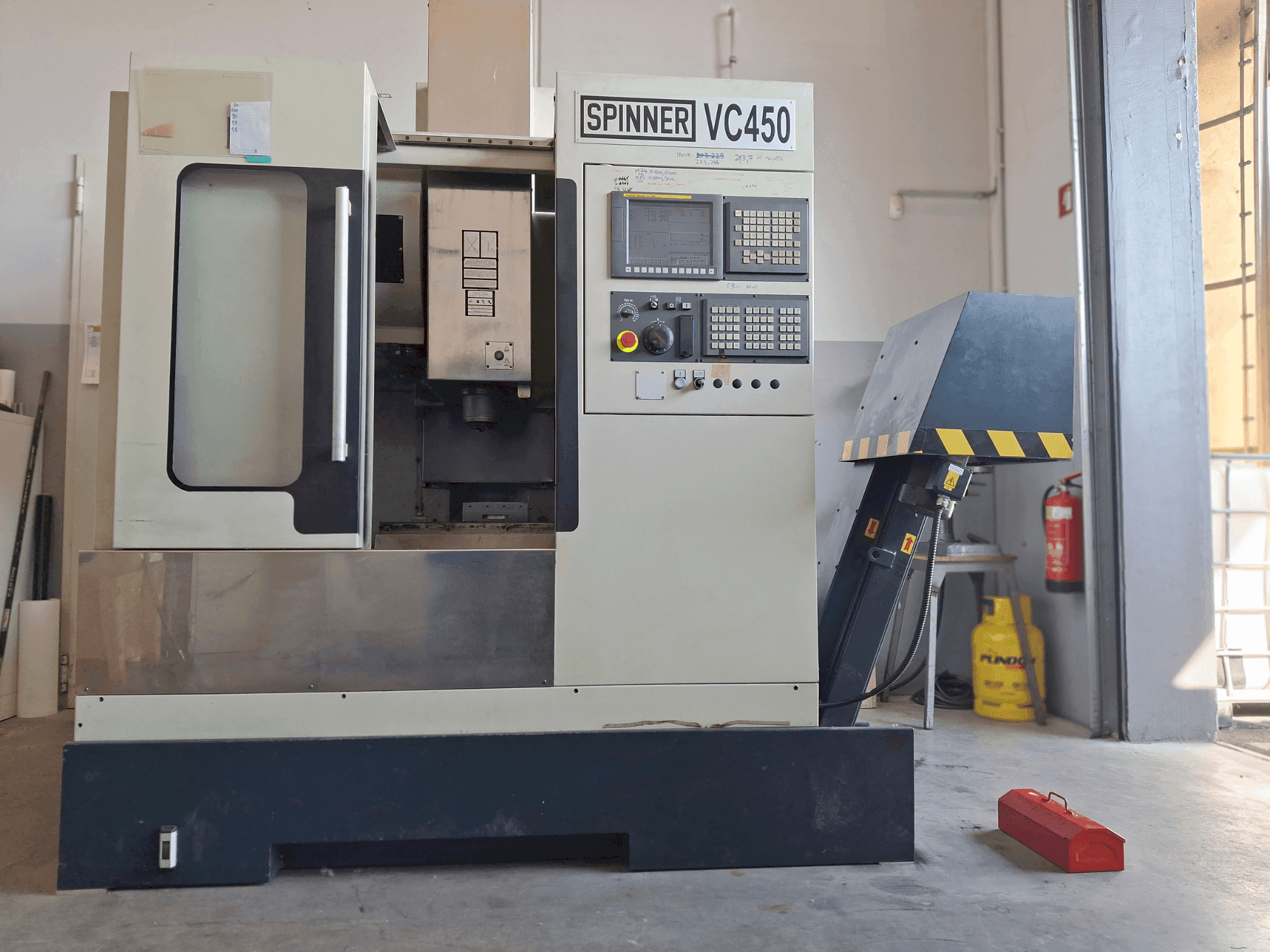 Vooraanzicht van SPINNER VC 450 machine