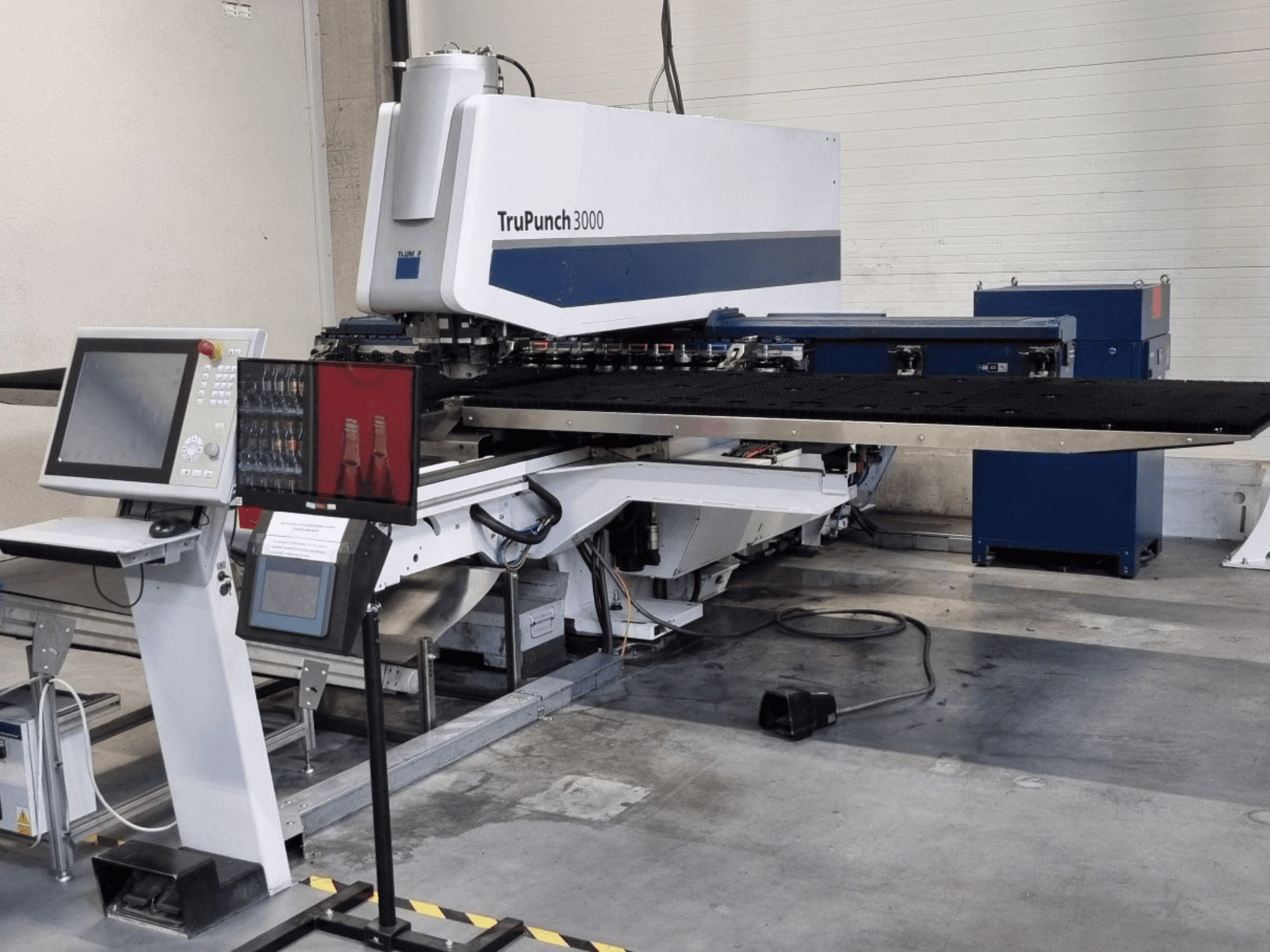 CNC-ponsmachine TRUMPF TruPunch 3000 in vooraanzicht, met bedieningspaneel en grote ponstafel.