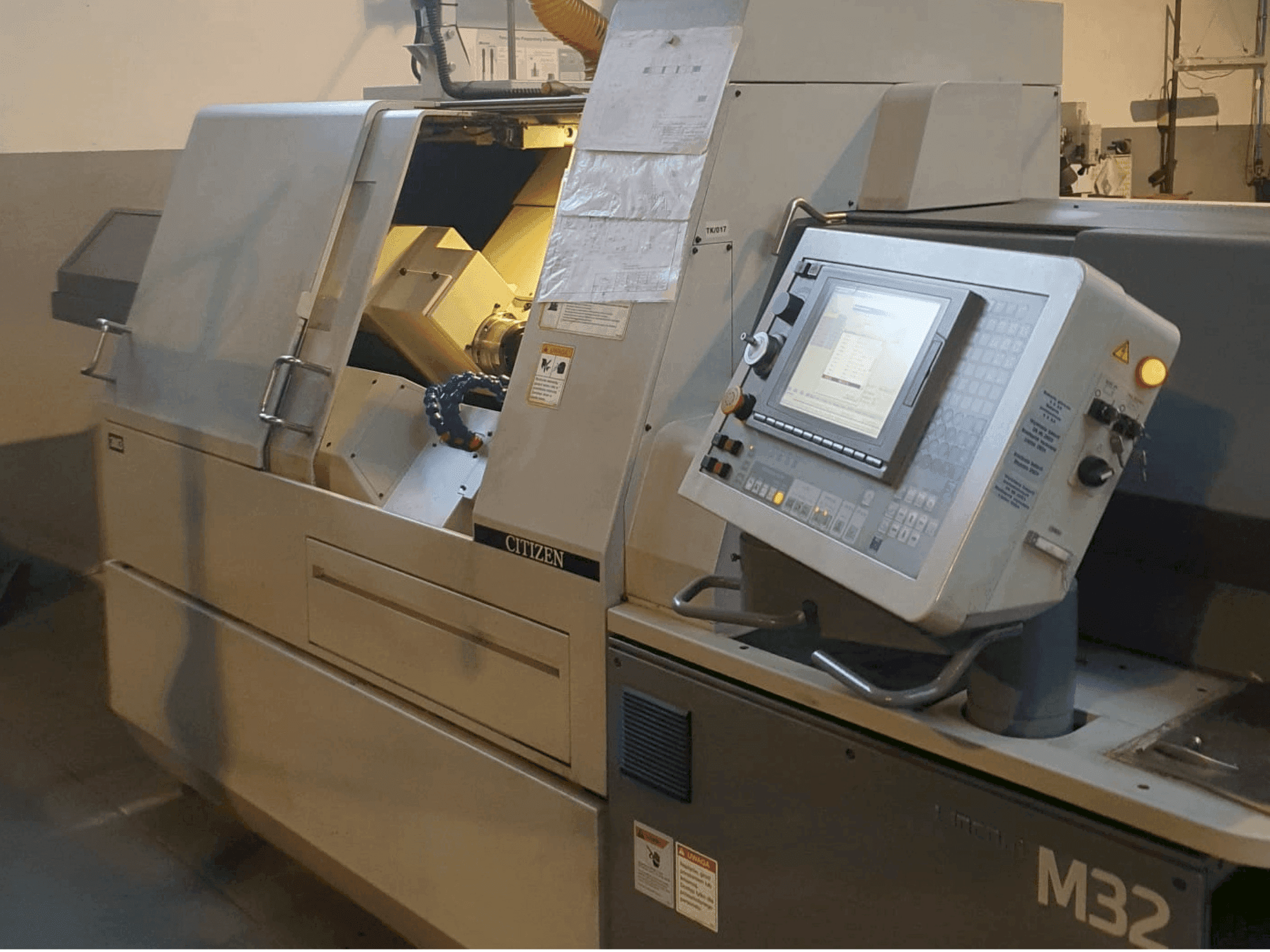 Vooraanzicht van Citizen M32 III machine