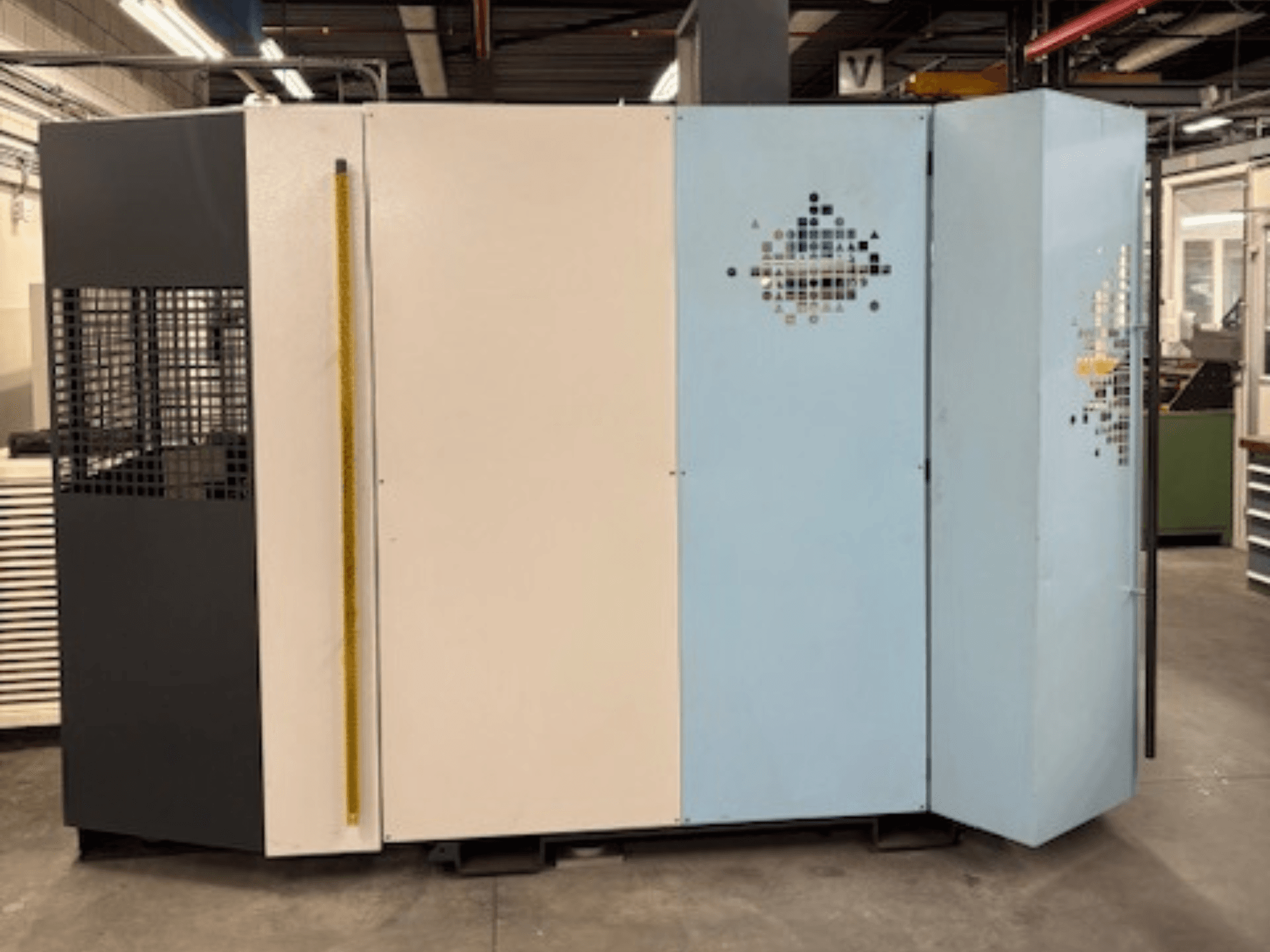 Draadvonkmachine +GF+ AgieCharmilles AGIECUT PROGRESS V4, vooraanzicht met meerkleurige panelen en veiligheidsrooster.