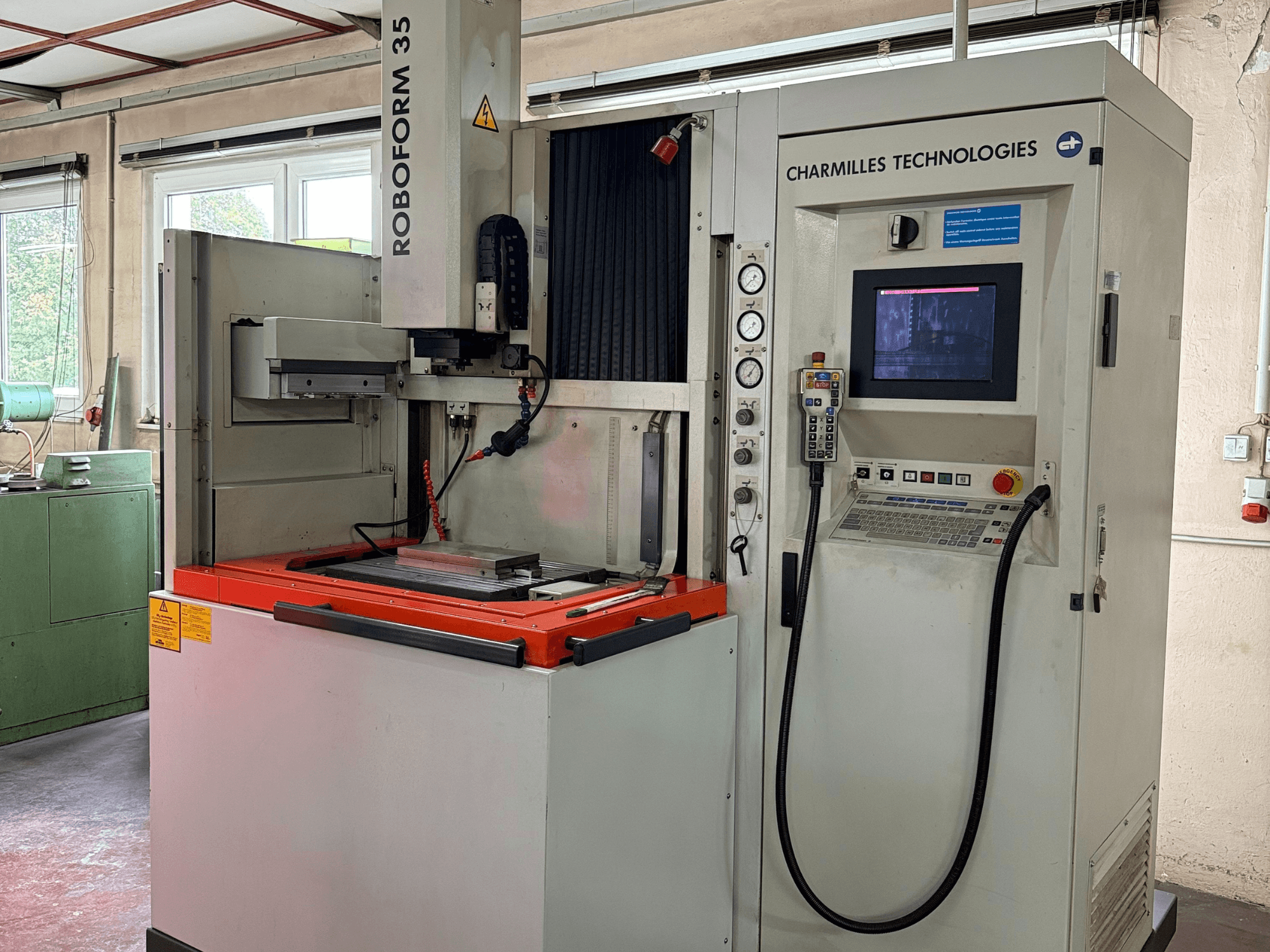 Charmilles Technologies Roboforn 35 machine, vooraanzicht, met bedieningspaneel, gemonteerd gereedschap en veiligheidslabels.