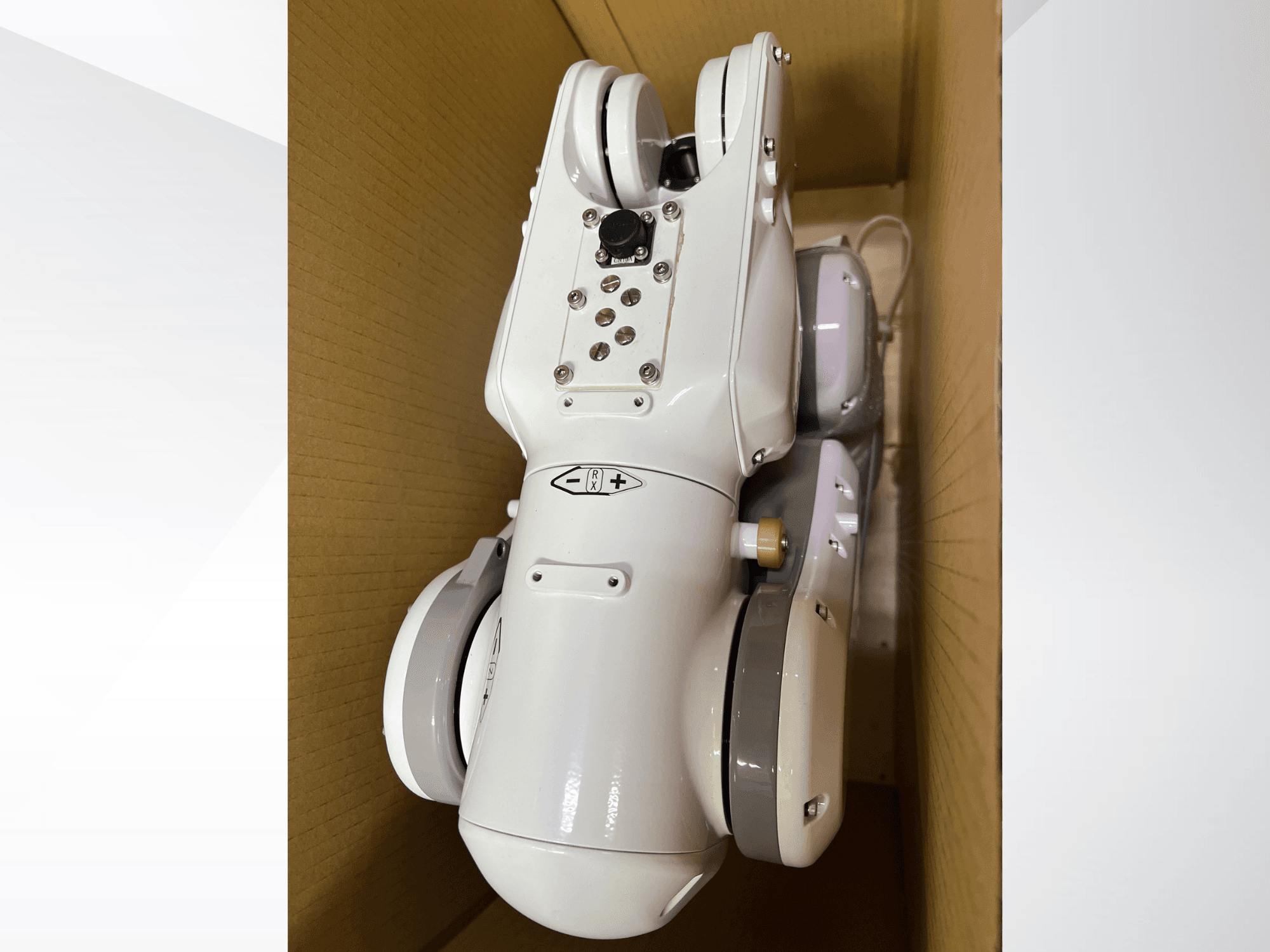 De NACHI MZ04D robotarm van bovenaf gezien, met het slanke witte ontwerp en het bedieningspaneel met knoppen en indicatoren.