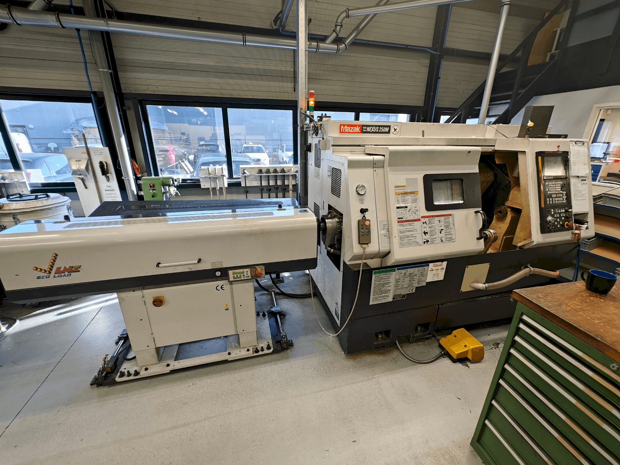 Vooraanzicht van Mazak Quick Turn Nexus 250M machine