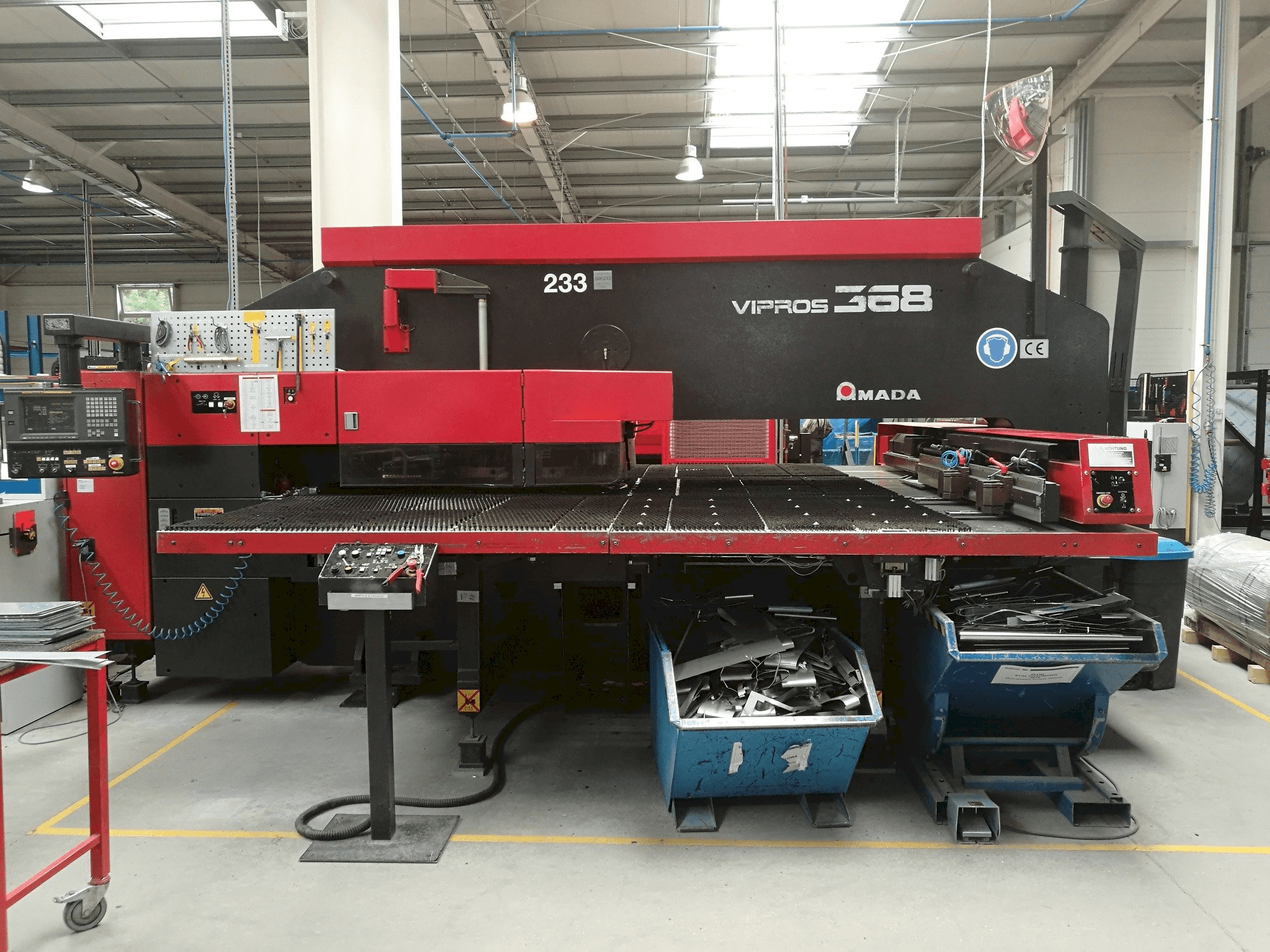 Vooraanzicht van AMADA VIPROS 368 King machine