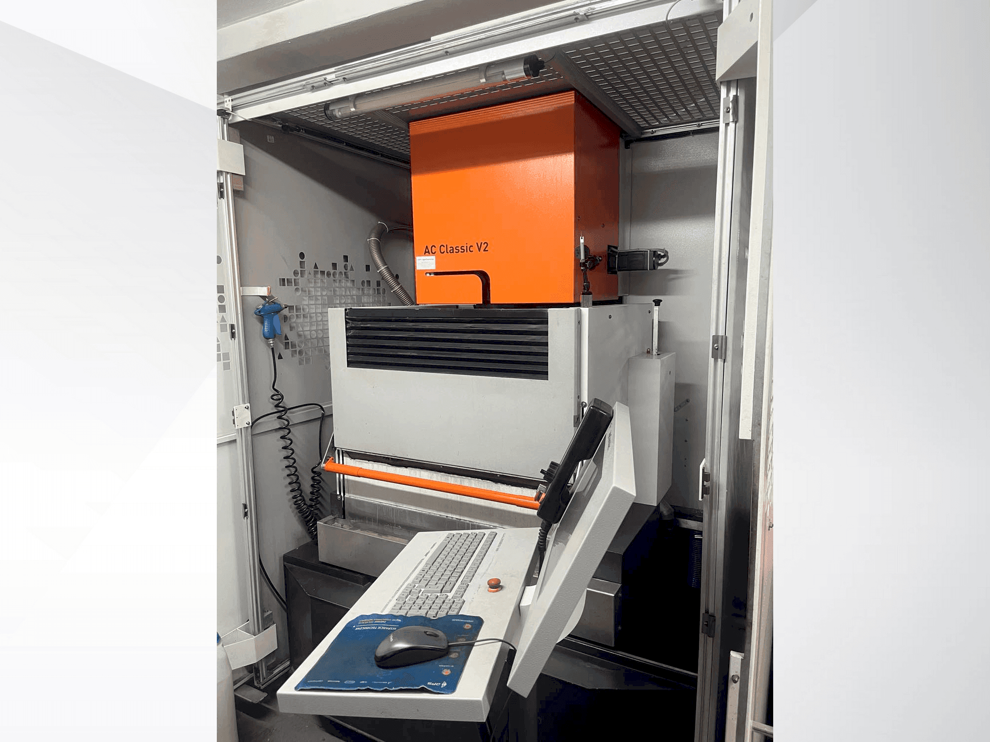 Vooraanzicht van AgieCharmilles Classic V2 machine