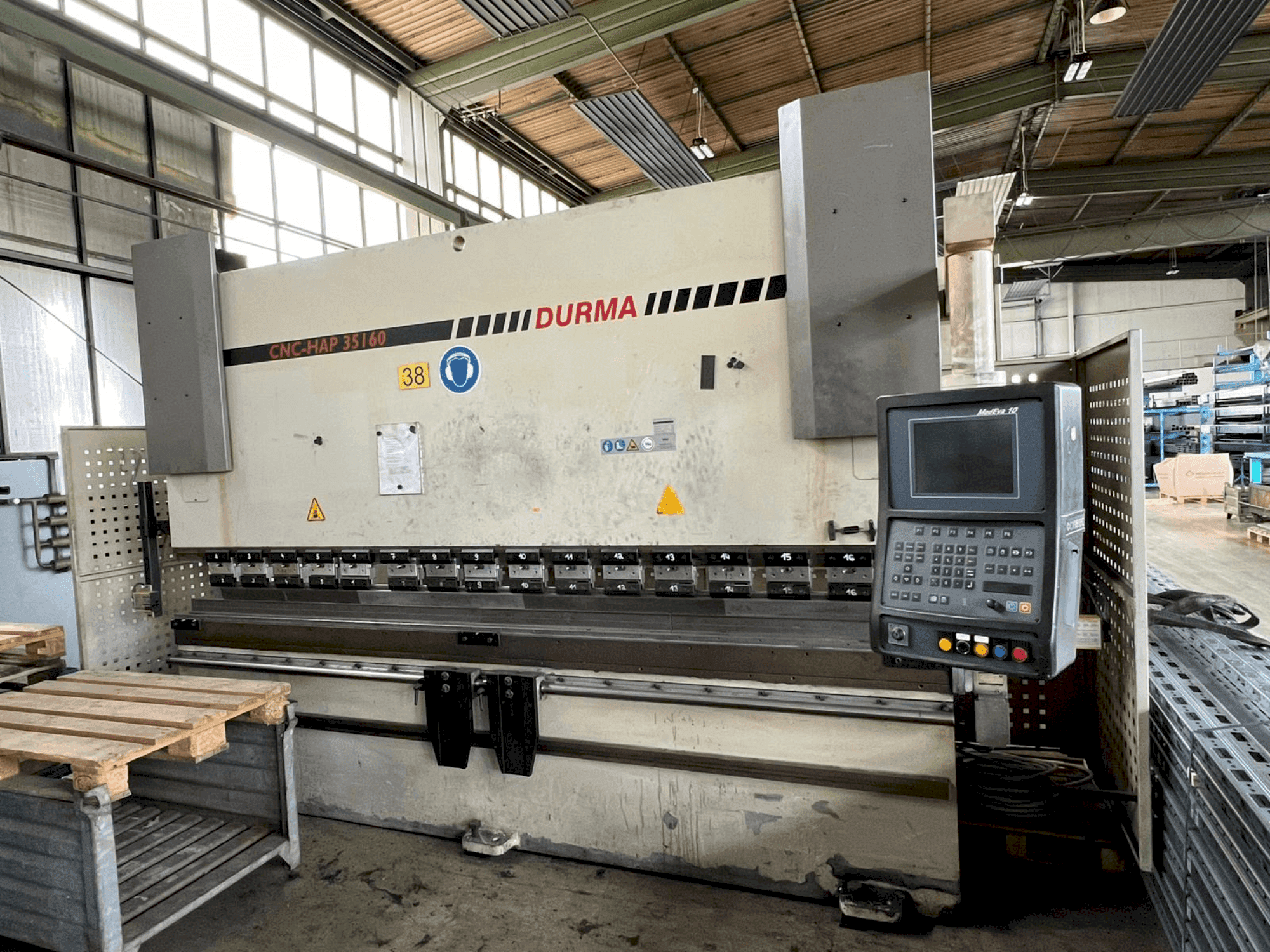 Vooraanzicht van Durma CNC HAP 35160 machine