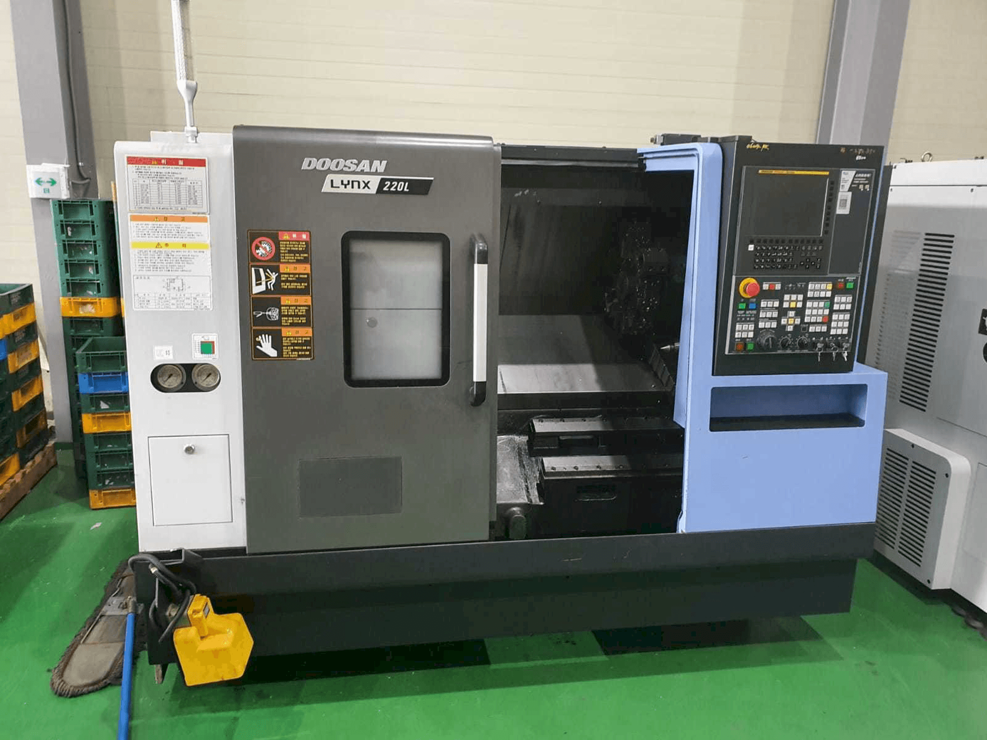 Vooraanzicht van Doosan LYNX 220 LC machine