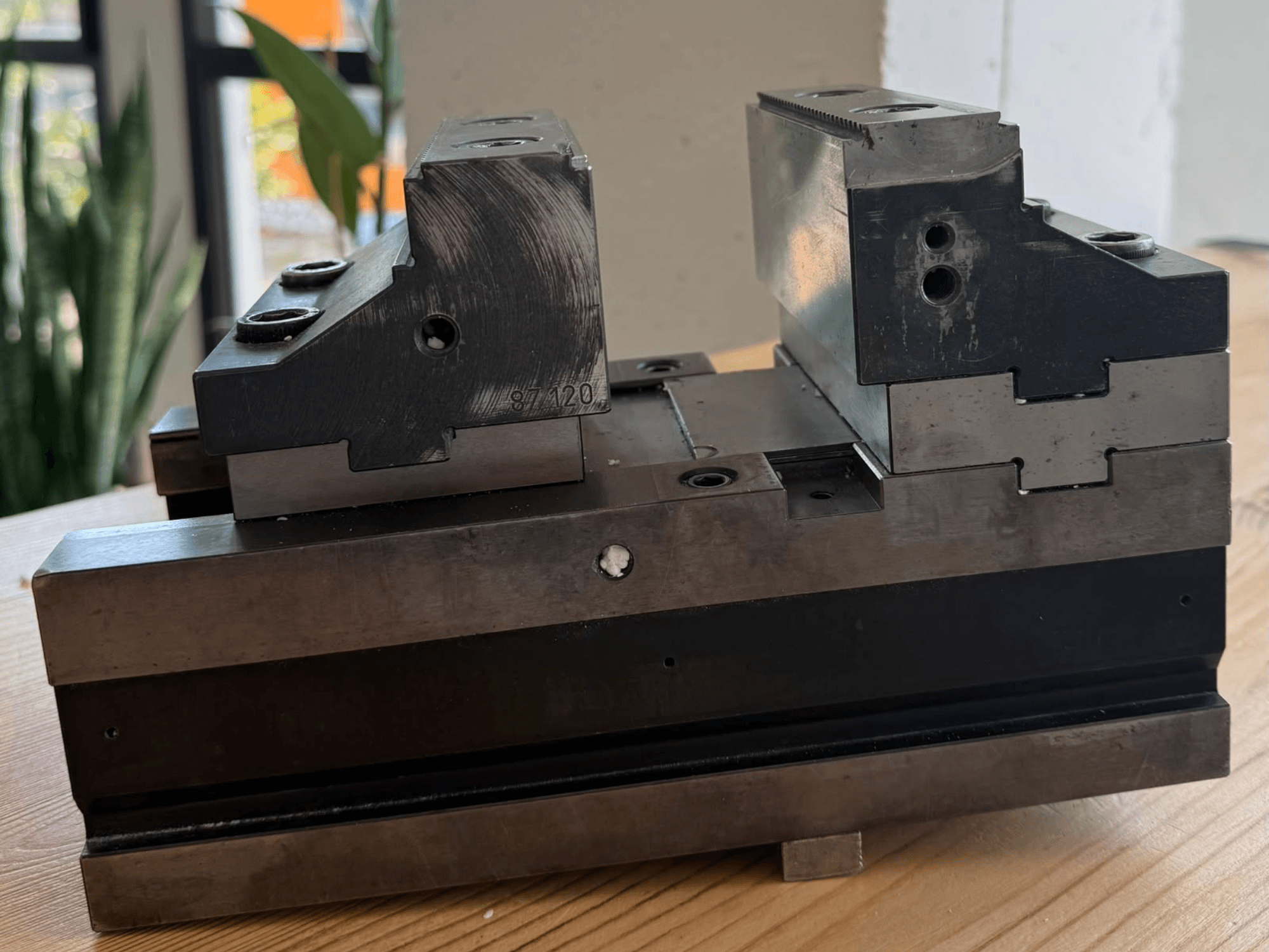 TRIGO SCS 120-250-klem voor bewerkingsmachines, zijaanzicht, met dubbele klemvlakken en meerdere bevestigingsgaten voor een stevige bevestiging.