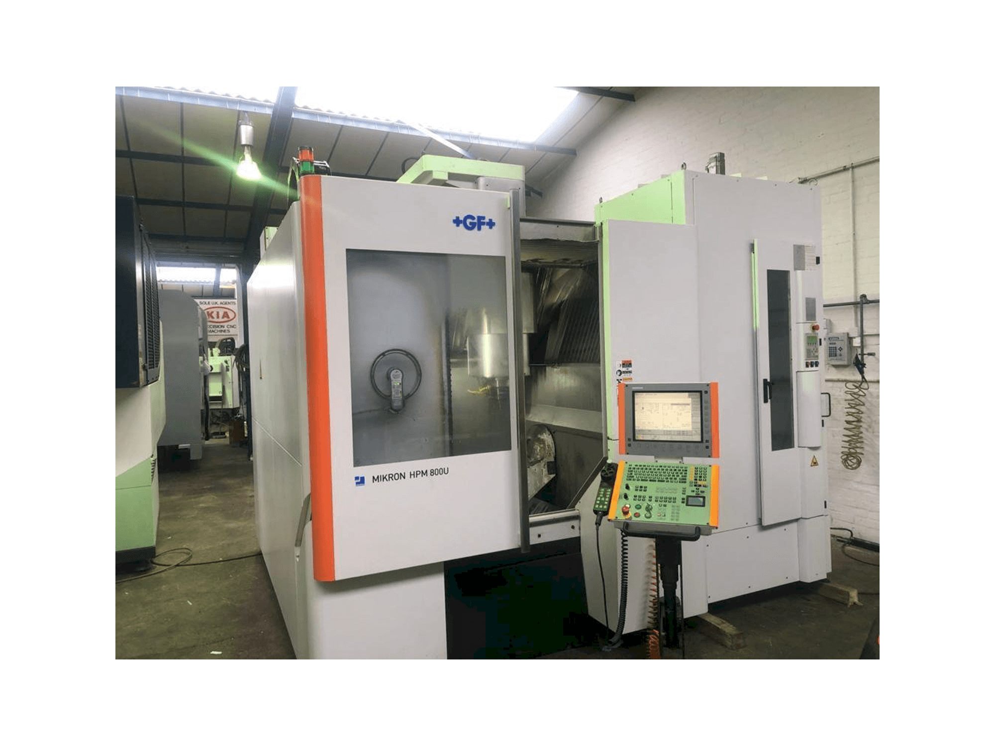 Vooraanzicht van MIKRON HPM 800U machine