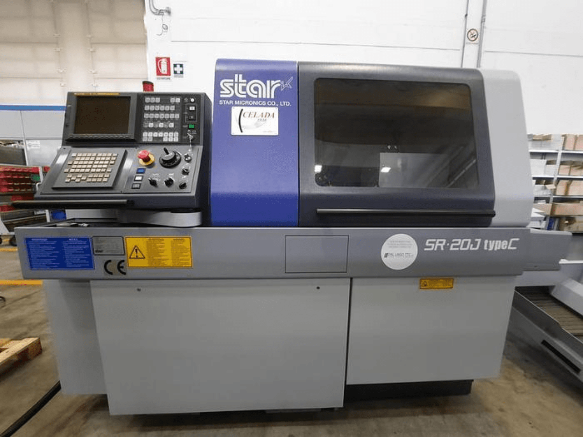 Star Micronics SR-20J type C CNC draaibank, vooraanzicht, met bedieningspaneel en display, waarop de bedieningsknoppen te zien zijn.
