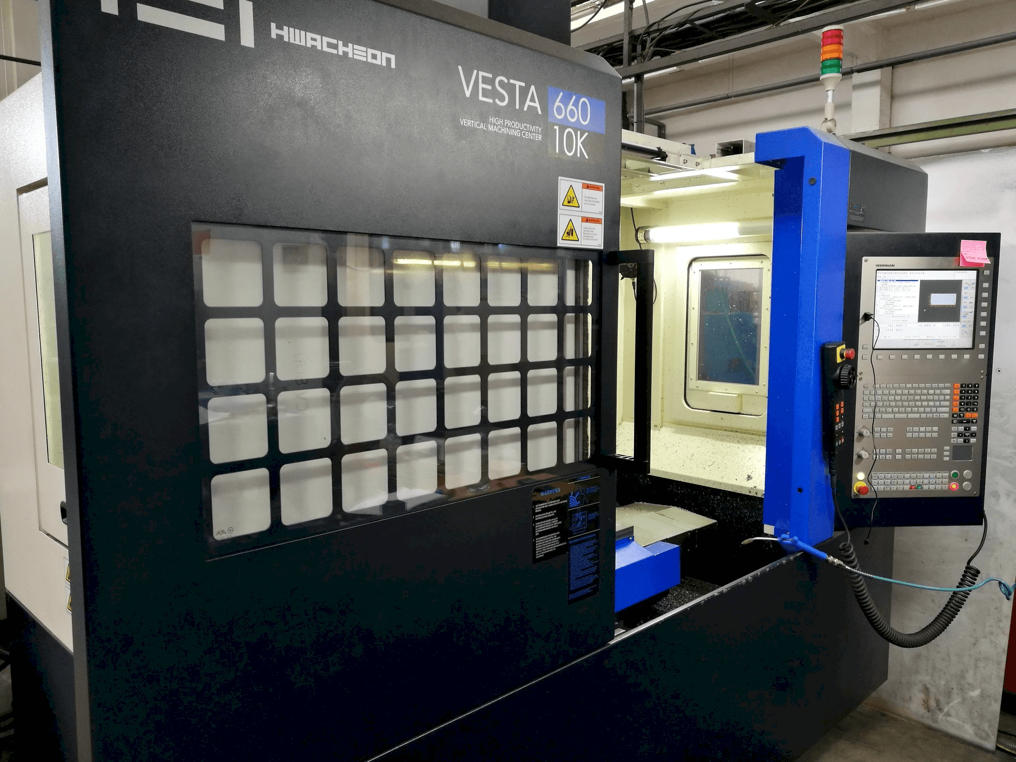 Vooraanzicht van HWACHEON Vesta-600 machine