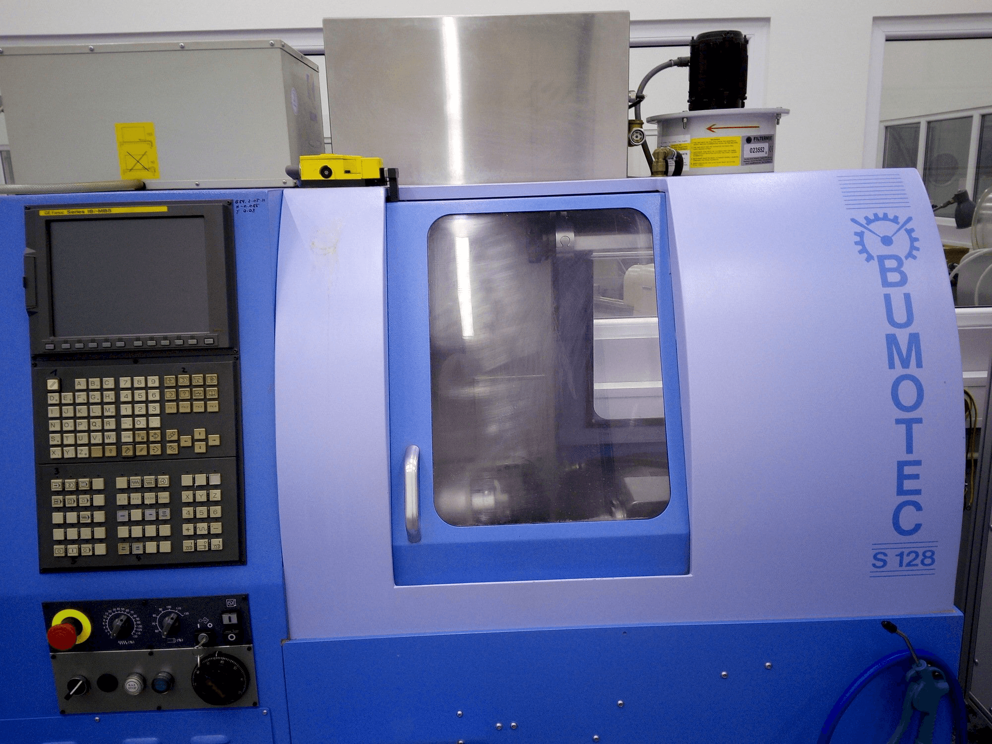 Vooraanzicht van Bumotec S 128 machine