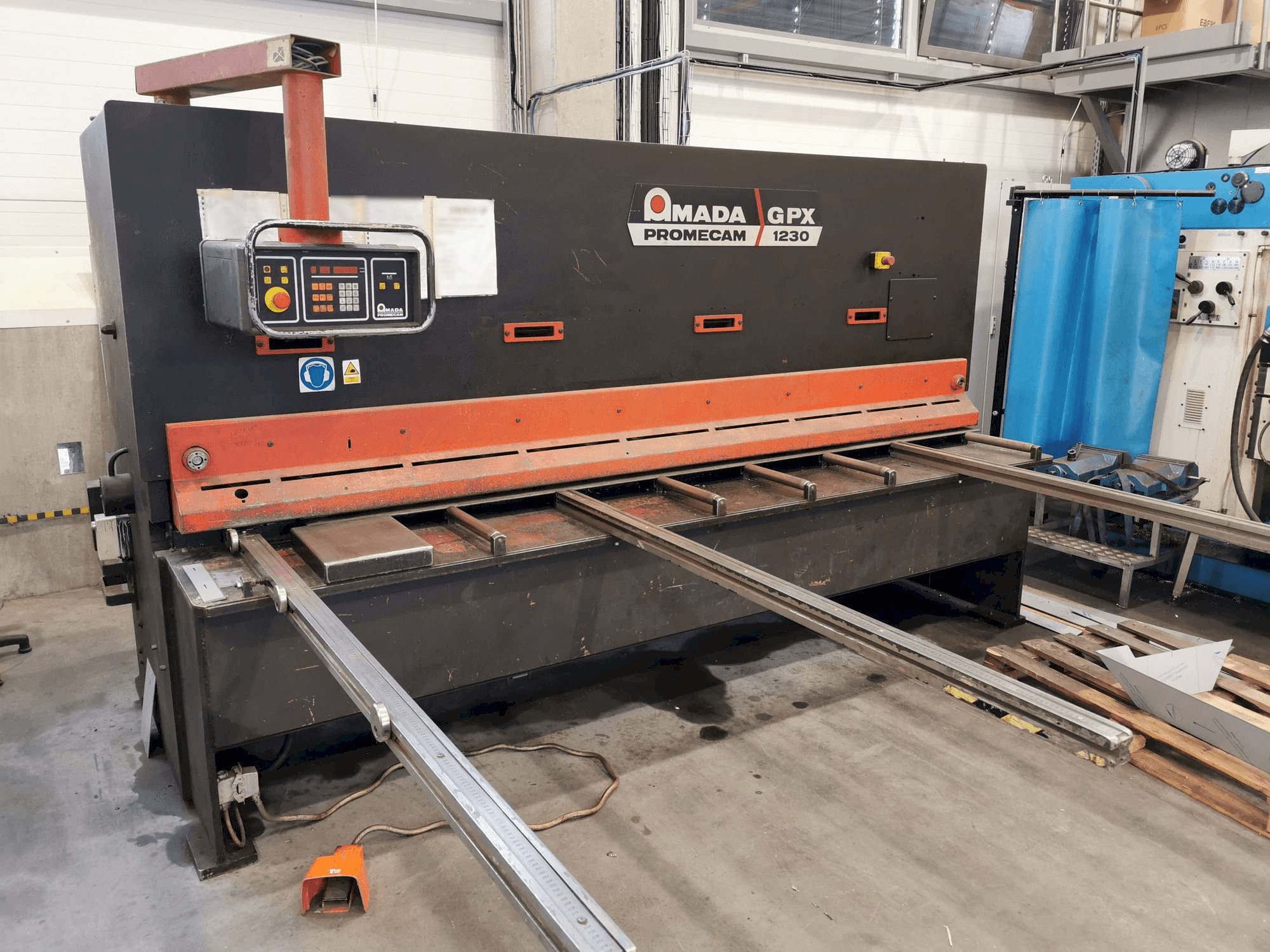 Vooraanzicht van AMADA GPX 1230 machine