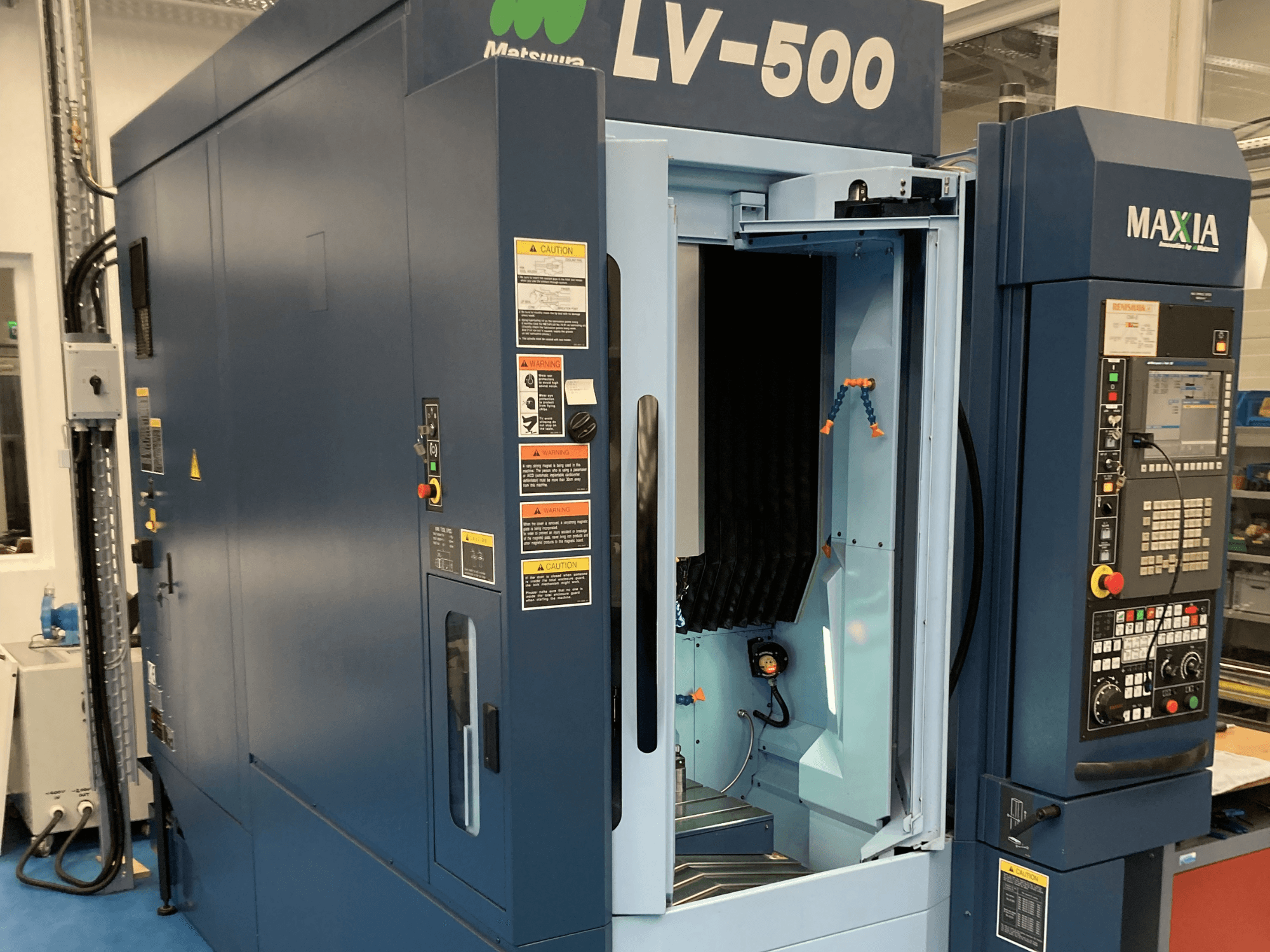 Matsuura LV-500 verticaal bewerkingscentrum in vooraanzicht, met open deur en bedieningspaneel met knoppen.