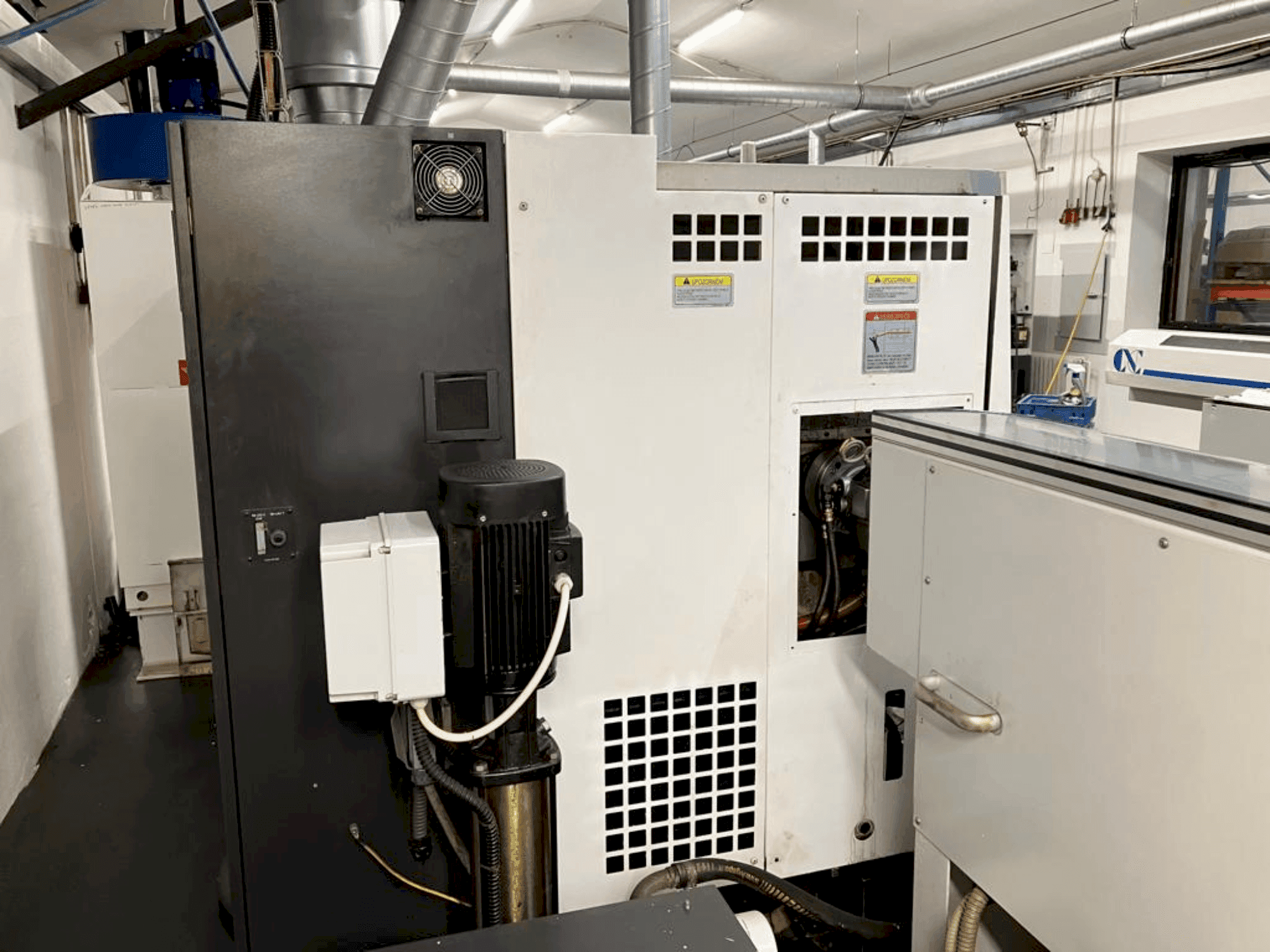 Vooraanzicht van Okuma LB2000EXII MC machine