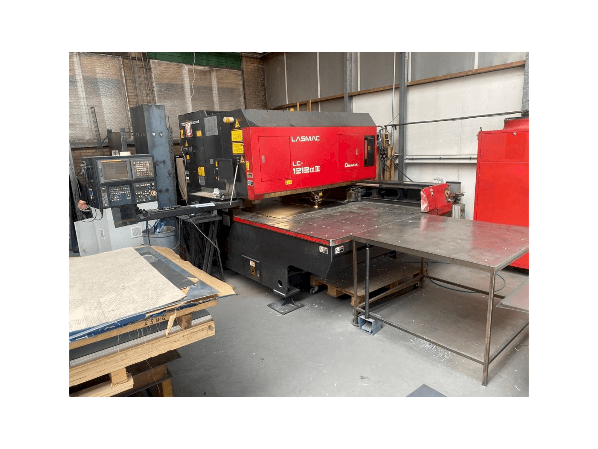 Vooraanzicht van AMADA LC 1212 A3 machine