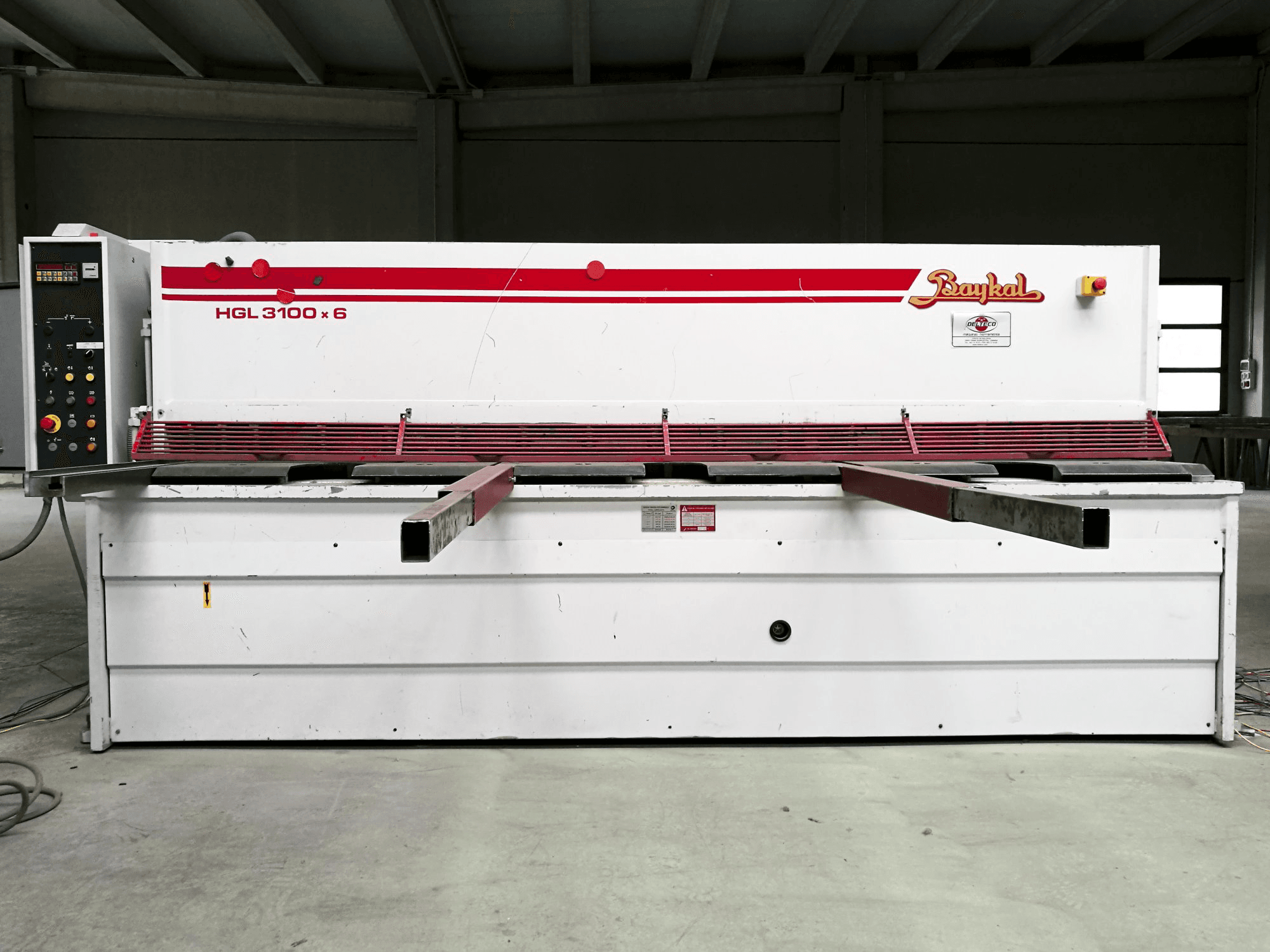 Vooraanzicht van Baykal HGL 3100x6 machine