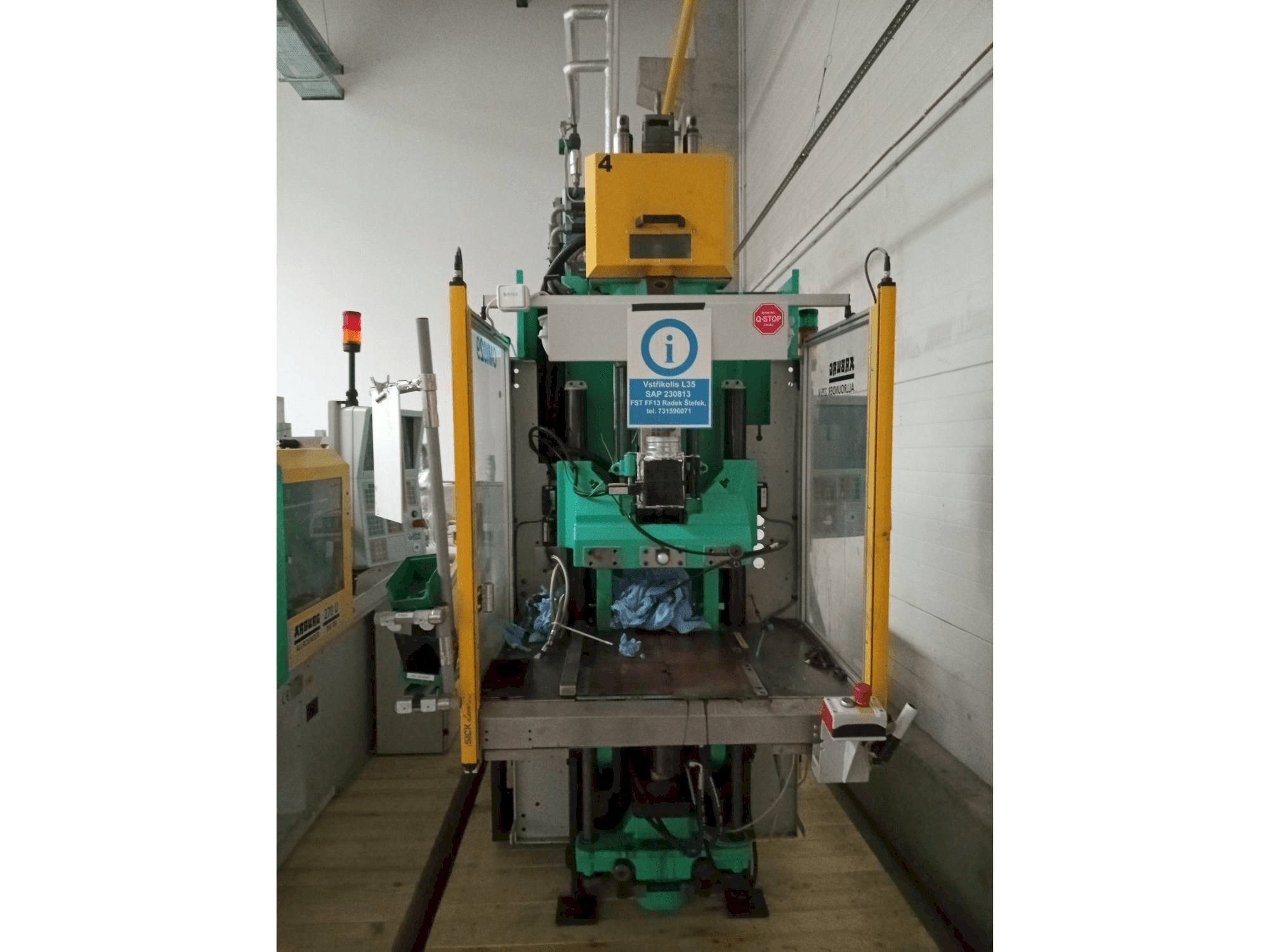 Vooraanzicht van Arburg Allrounder 275V 250-70 machine